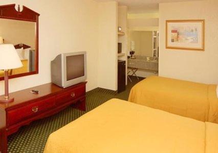 Double Room with Two Double Beds - Smoking - Photo 4
