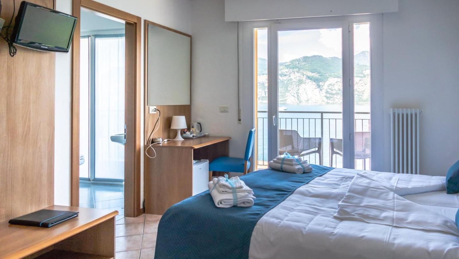 Superior Double or Twin Room with Lake View photo 1