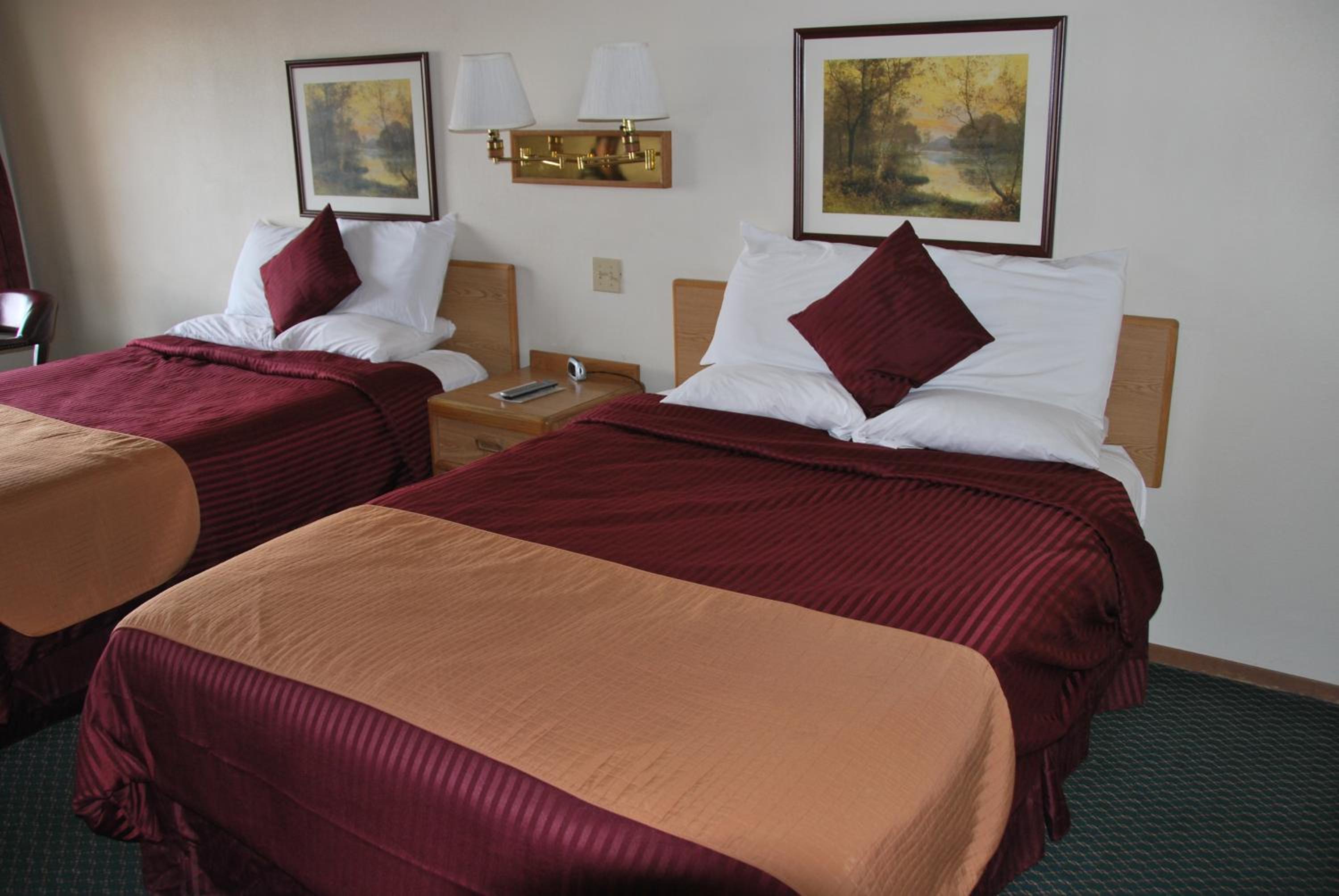 Queen Room with Two Queen Beds - Non-Smoking - Photo 7