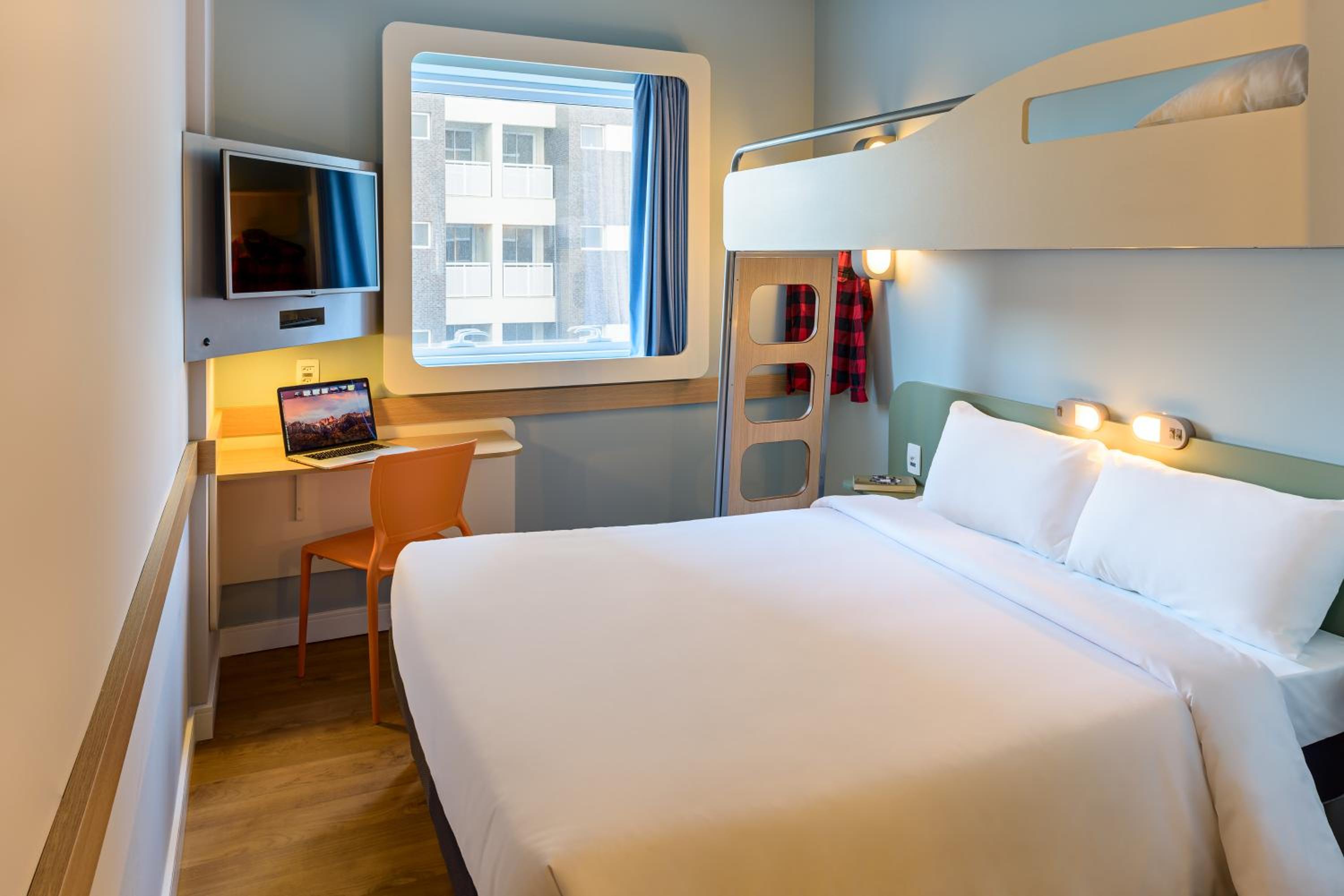 Double Room - 1 Double Bed and 1 Bunk Bed photo 1