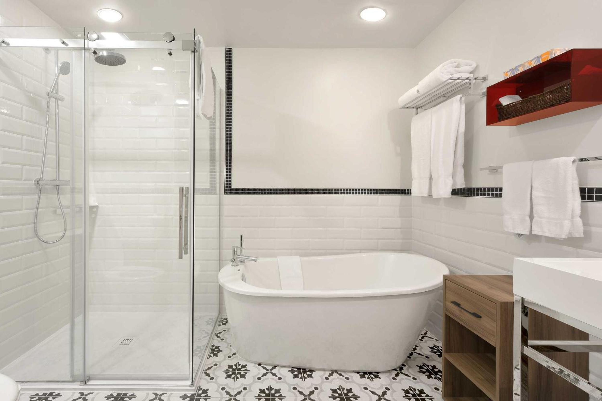 Deluxe Queen Room with Two Queen Beds photo 3
