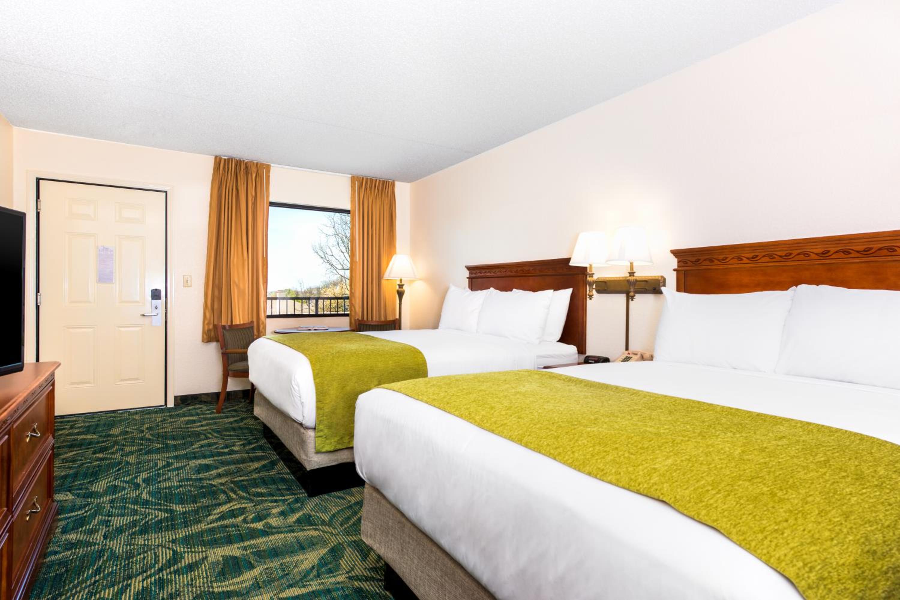 Queen Room with Two Queen Beds - Non-Smoking - Photo 3