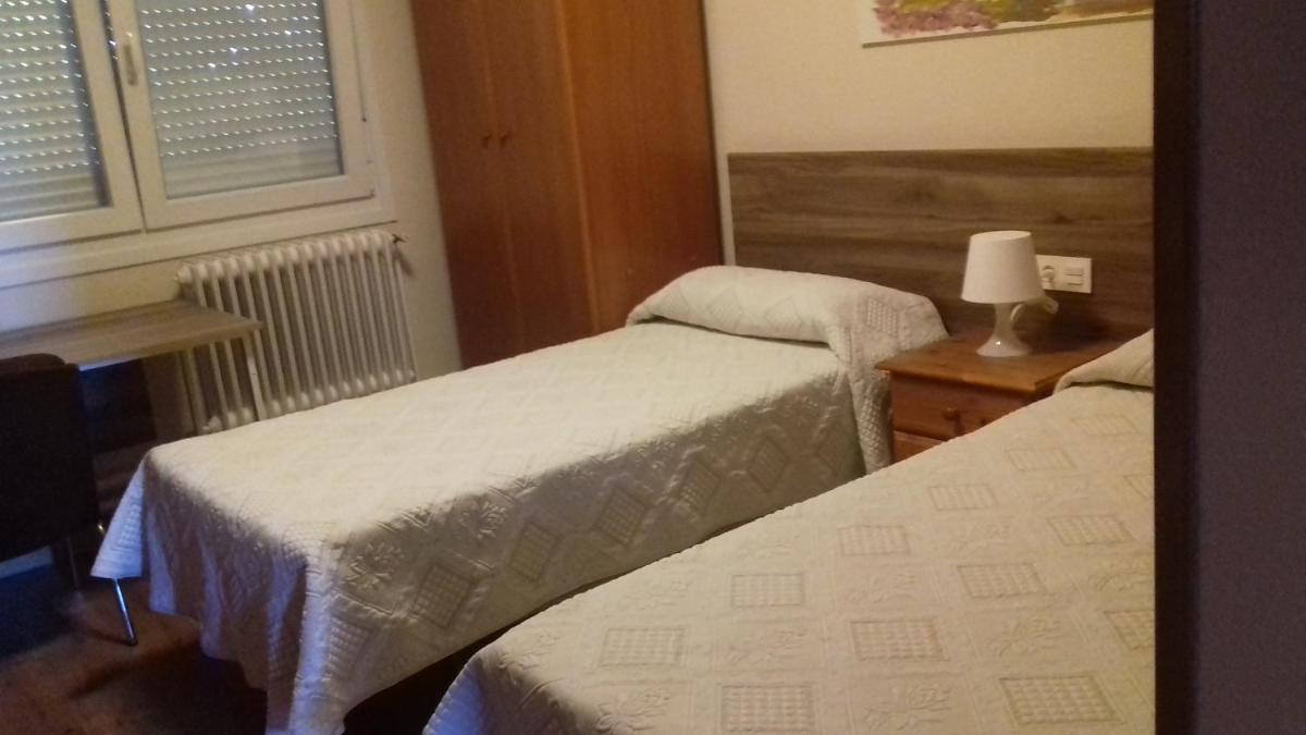 Single Room with Shared Shower and Toilet photo 2