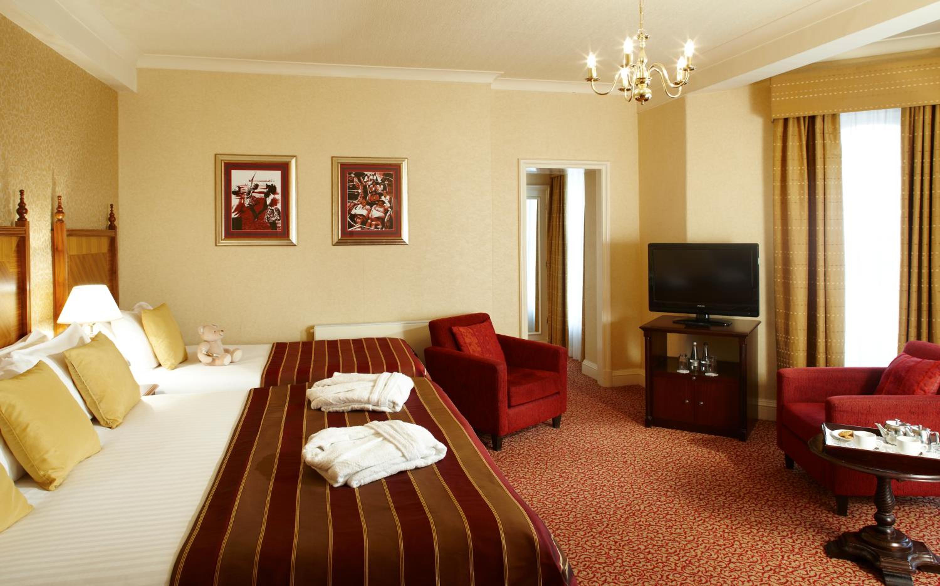 Premium Family Room - Photo 3