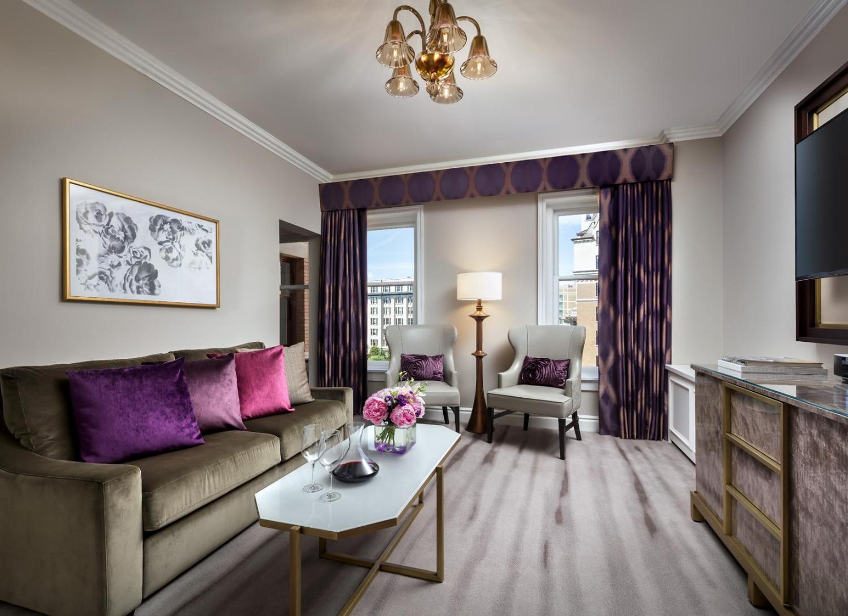 Fairmont Gold One Bedroom Suite City View 1 King