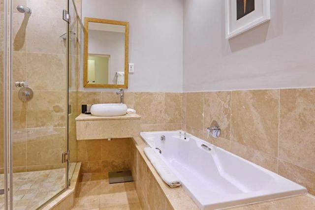 Honeymoon Suite with Sea View photo 2