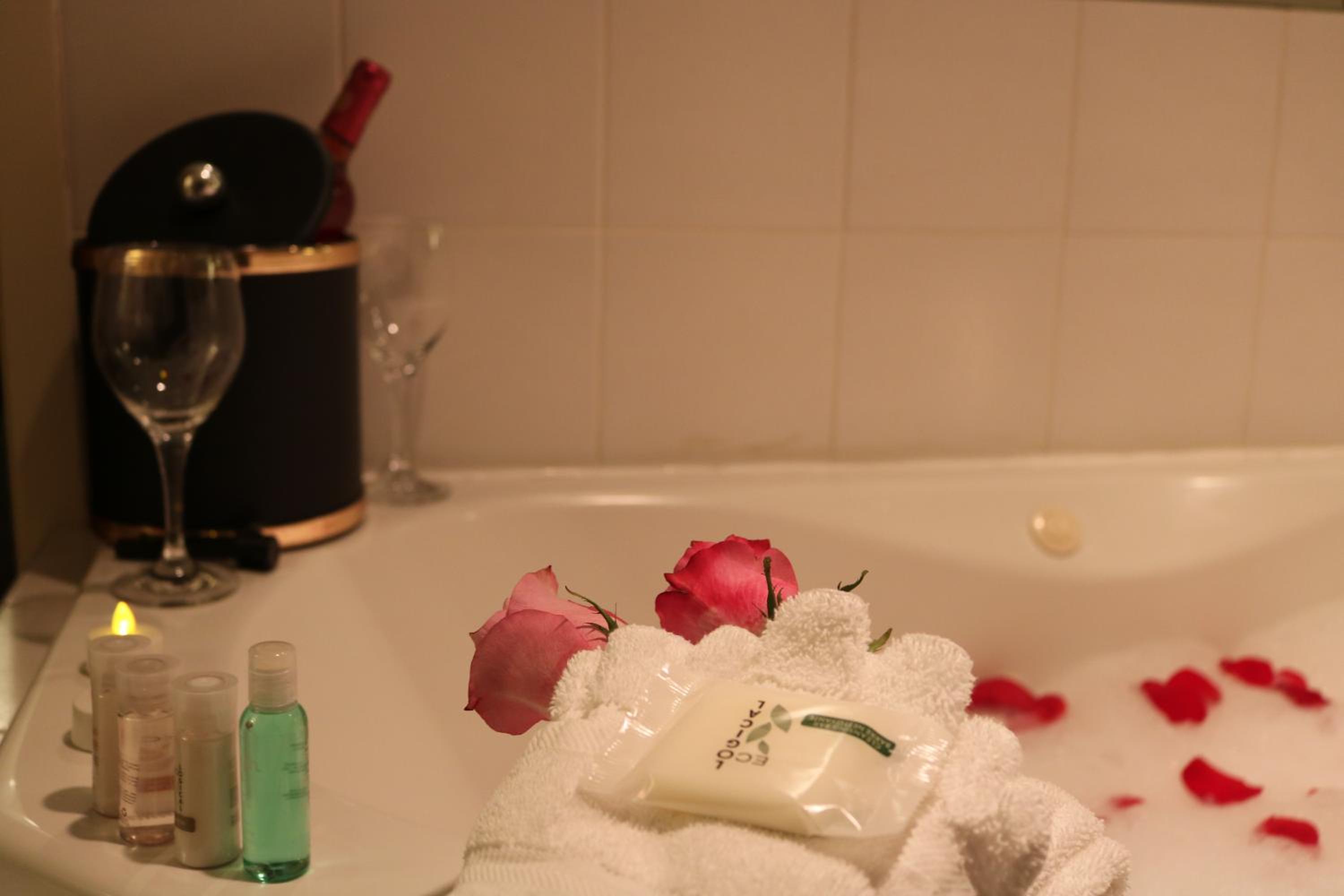 Queen Suite with Spa Bath photo 3