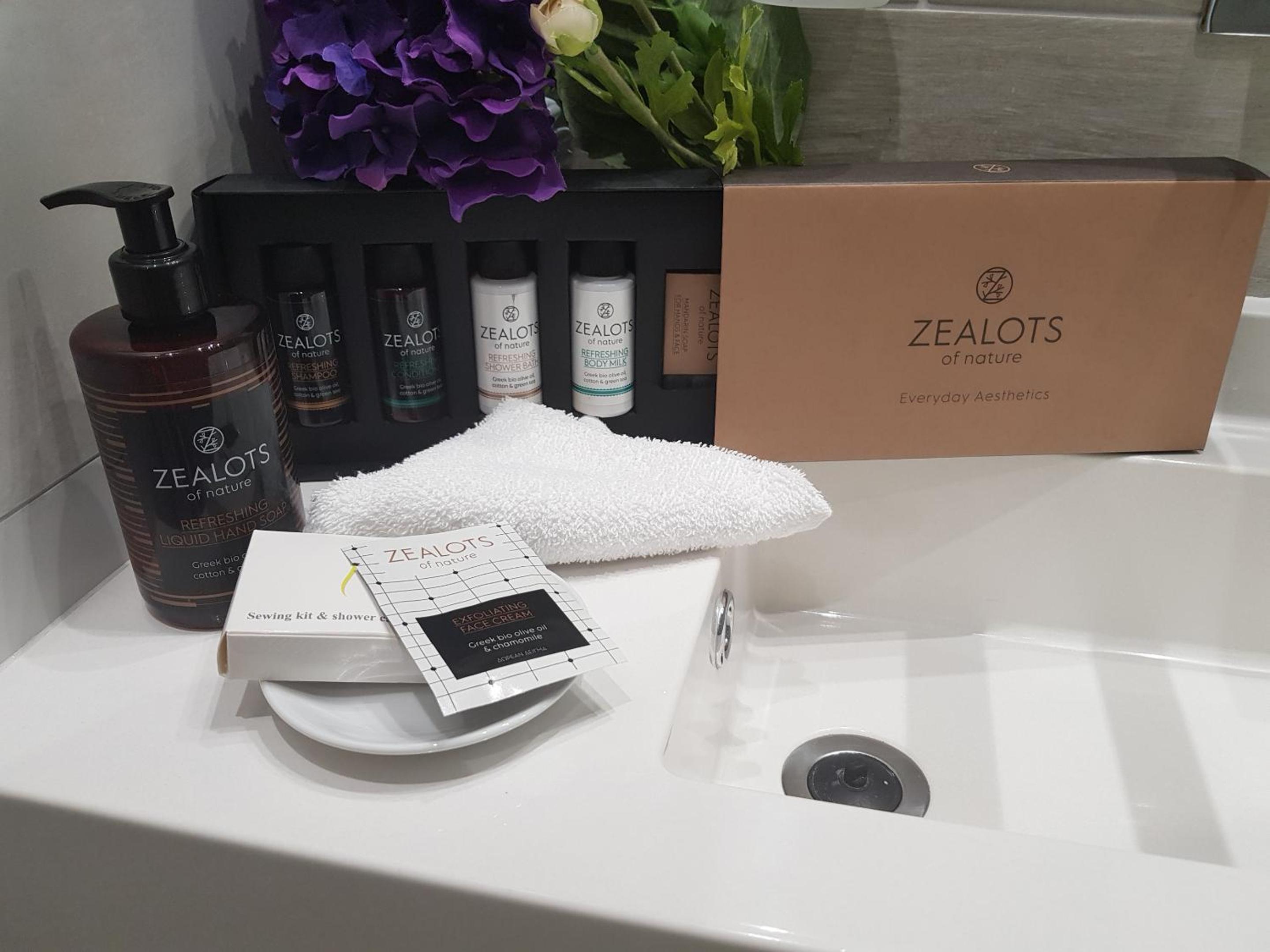 Deluxe Studio with Sea View (2 Adults)  - Photo 3