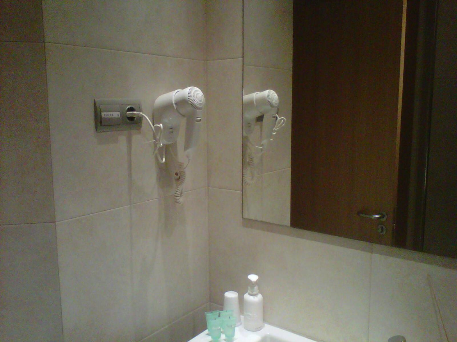 Double or Twin Room - Photo 4