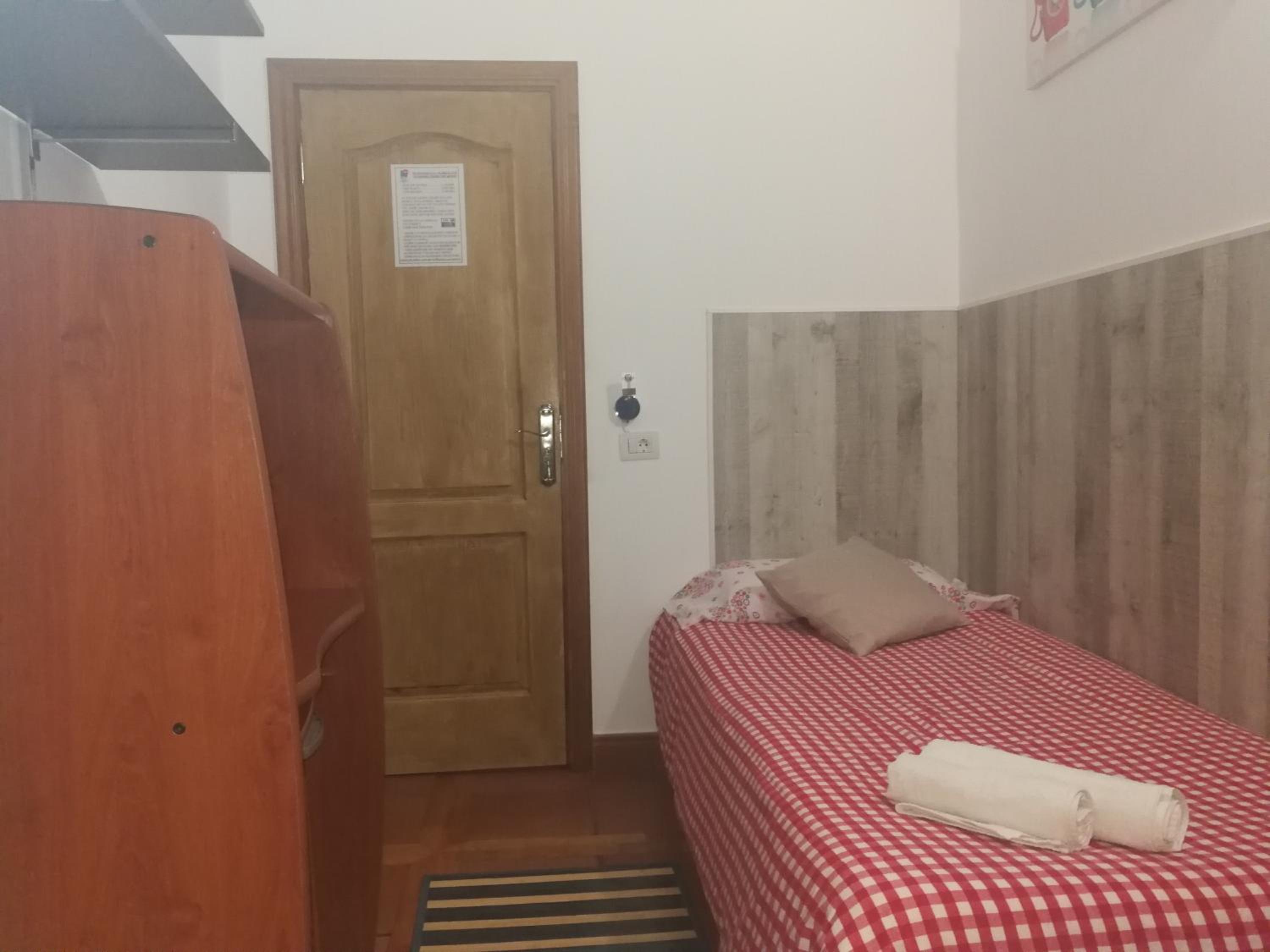 Single Room with Shared Bathroom photo 2