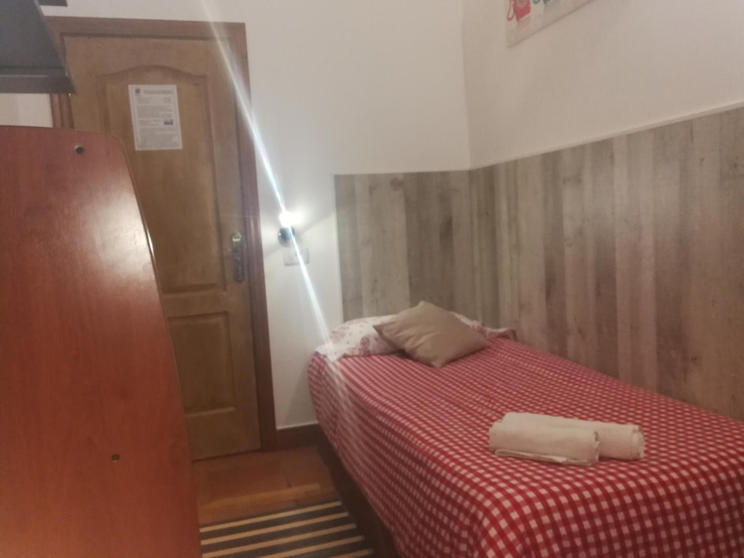 Single Room with Shared Bathroom photo 3