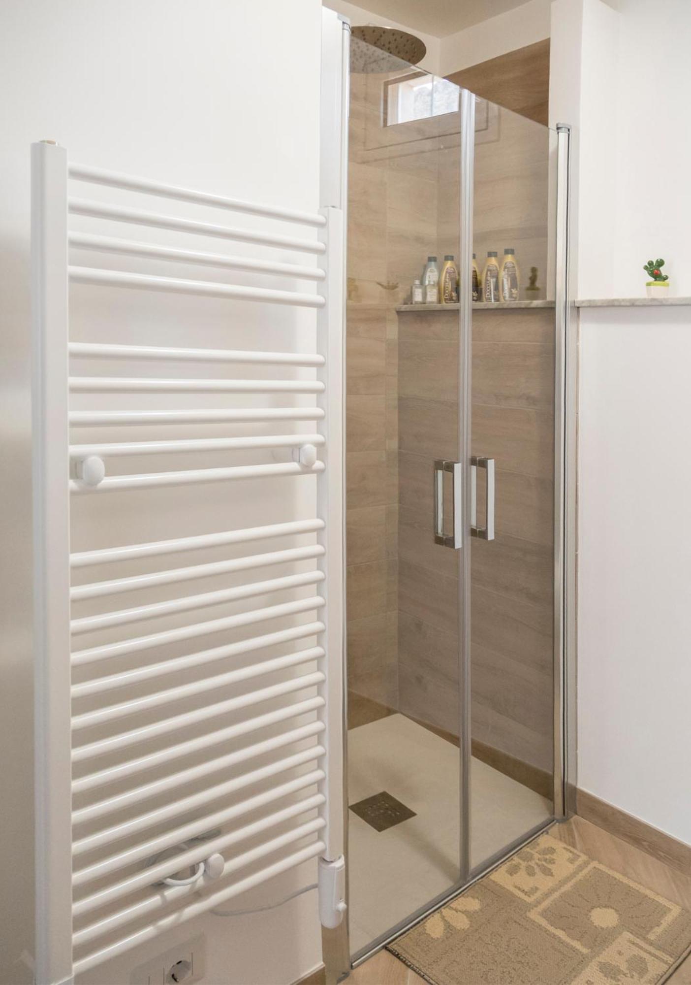 Quadruple Room with Private Bathroom - Photo 5