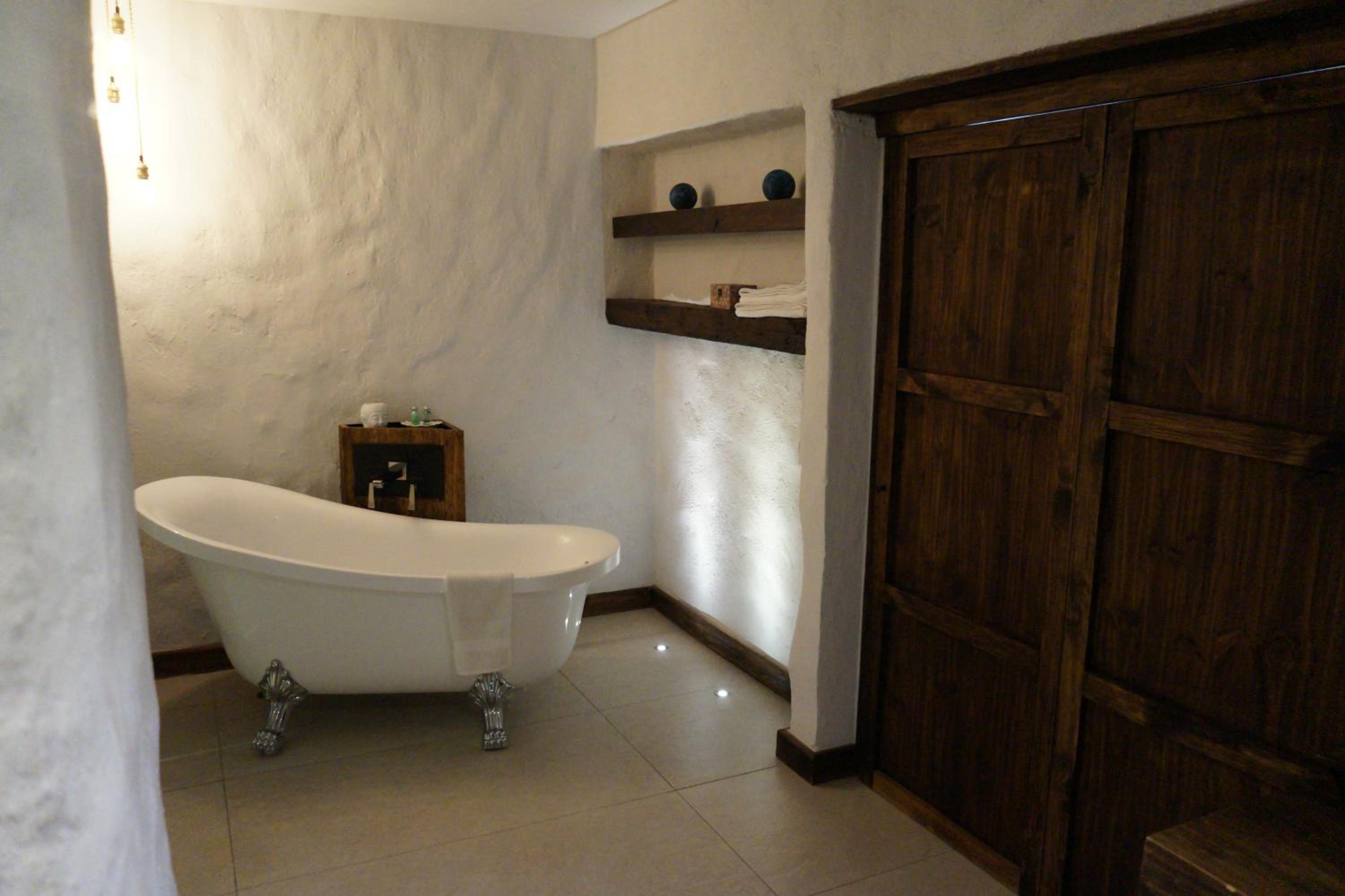 Deluxe Suite with Spa Bath - Photo 6