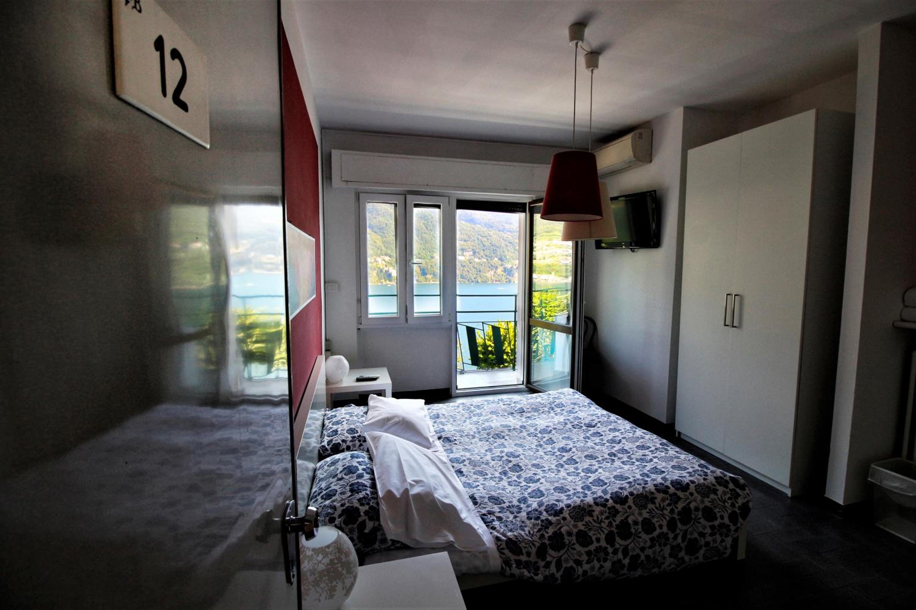 Double Room with Shared Bathroom photo 2