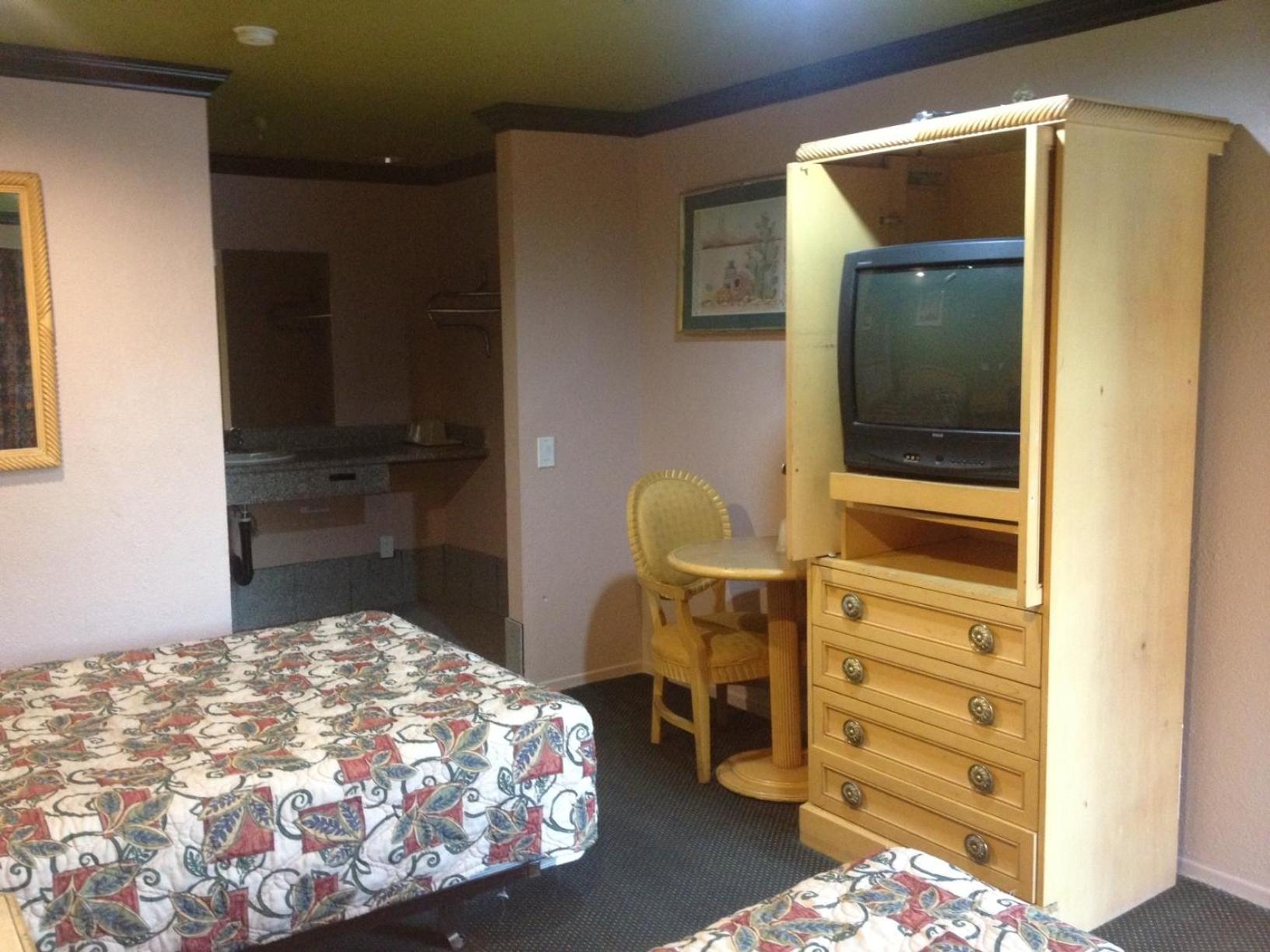 Double Bed - Non-Smoking - Photo 3