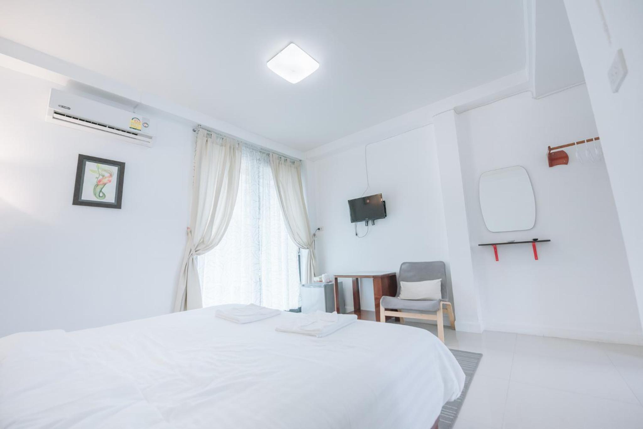 Apartment with Balcony - Photo 3