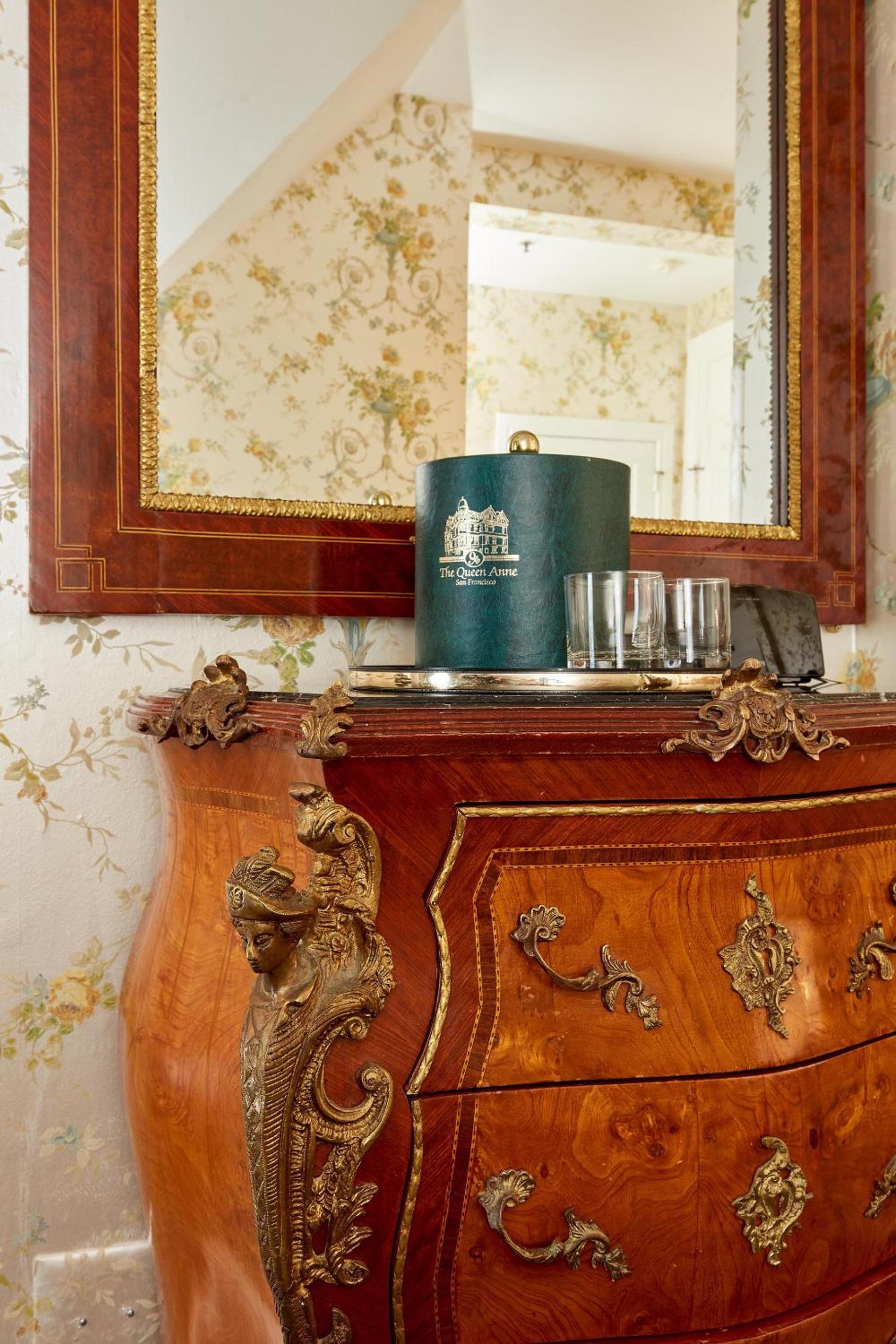 Standard Queen Room - Photo 7