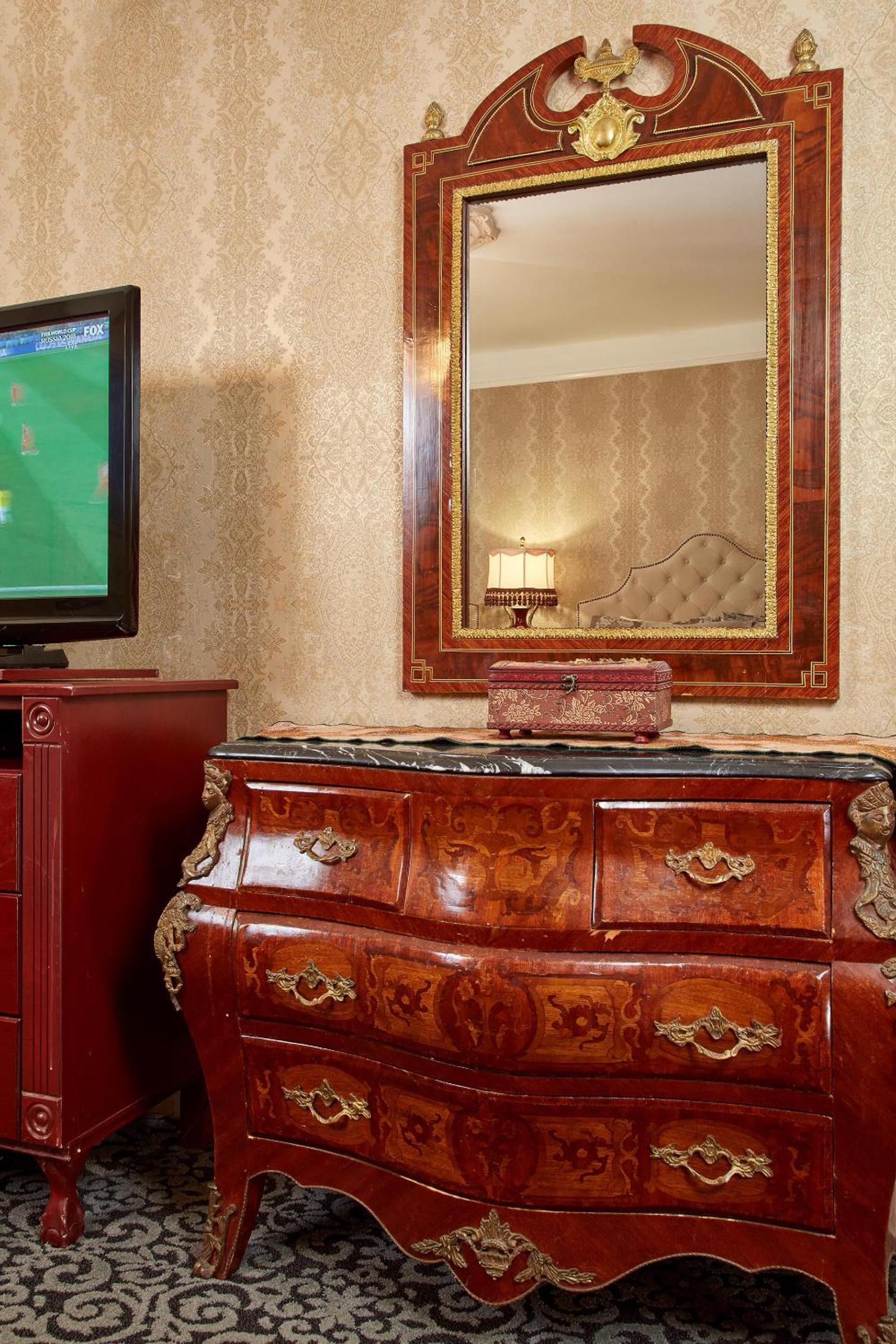 Superior Room with Two Queen Beds - Photo 10