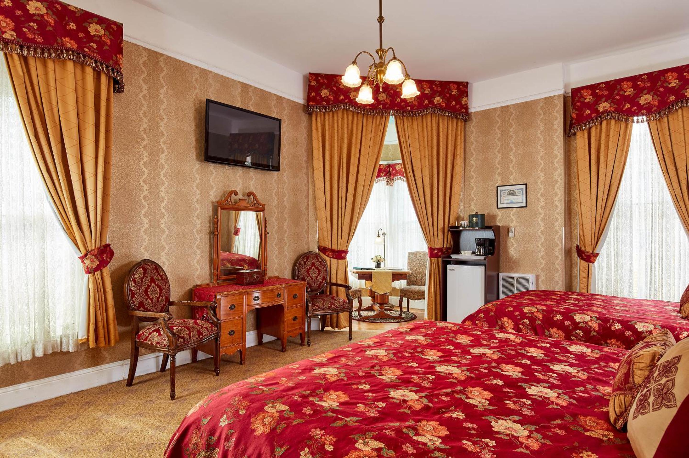 Superior Room with Two Queen Beds - Photo 5