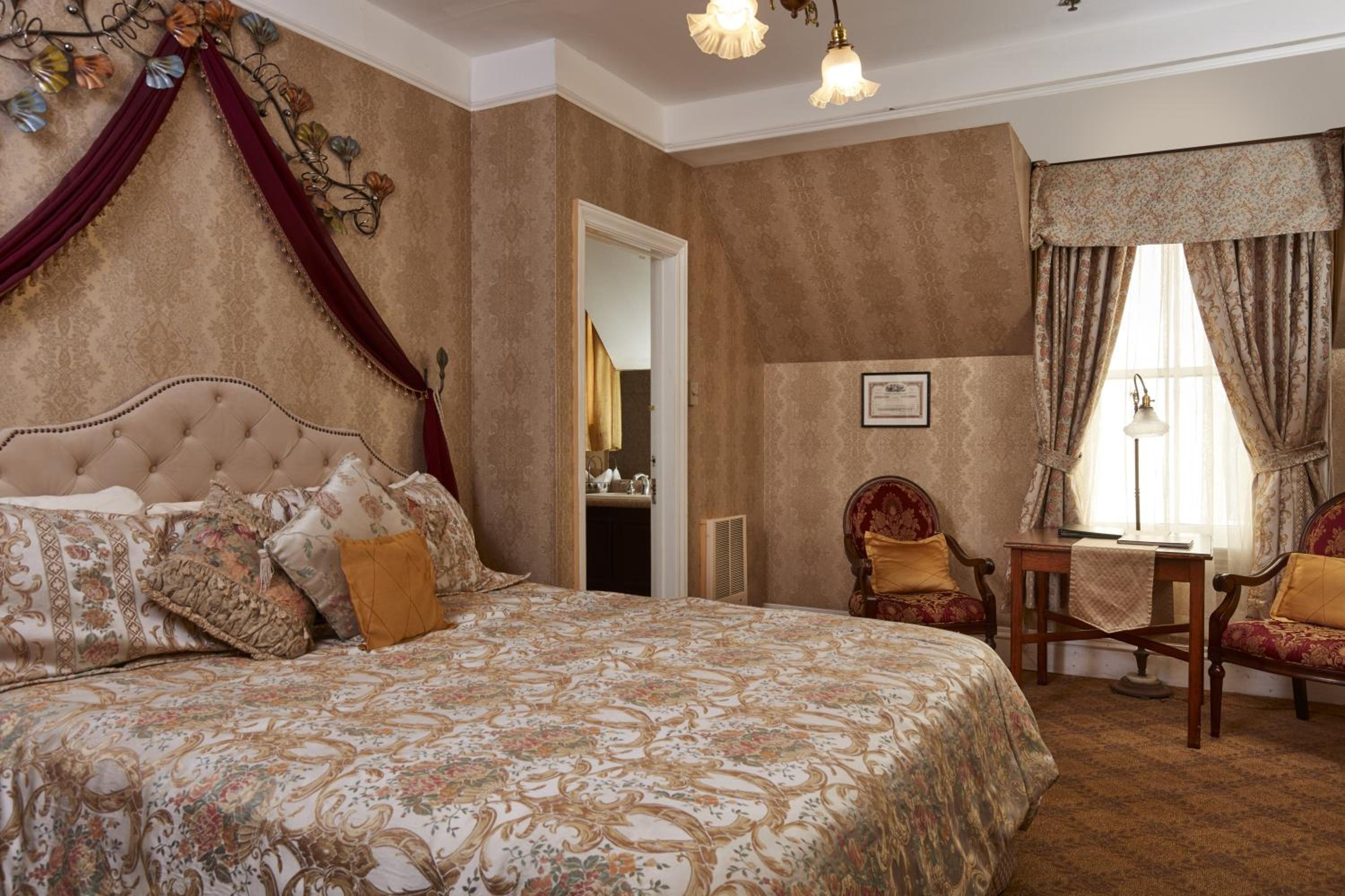 Deluxe King Room - Photo 7