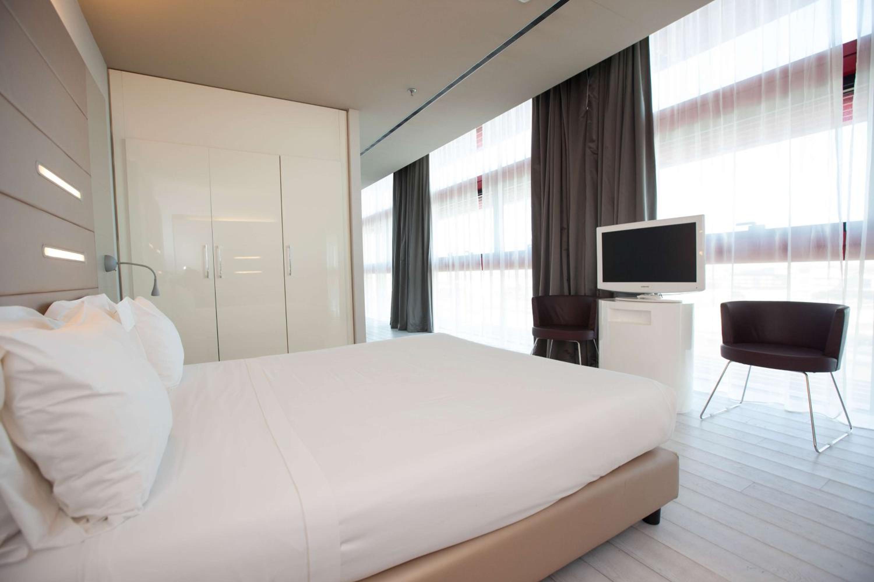 King Suite with Queen Bed - Photo 8