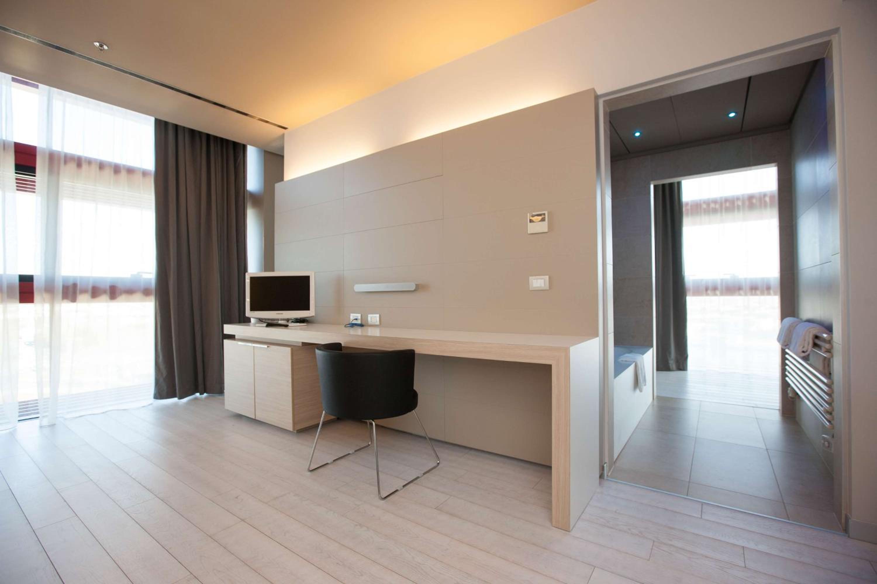 King Suite with Queen Bed - Photo 4