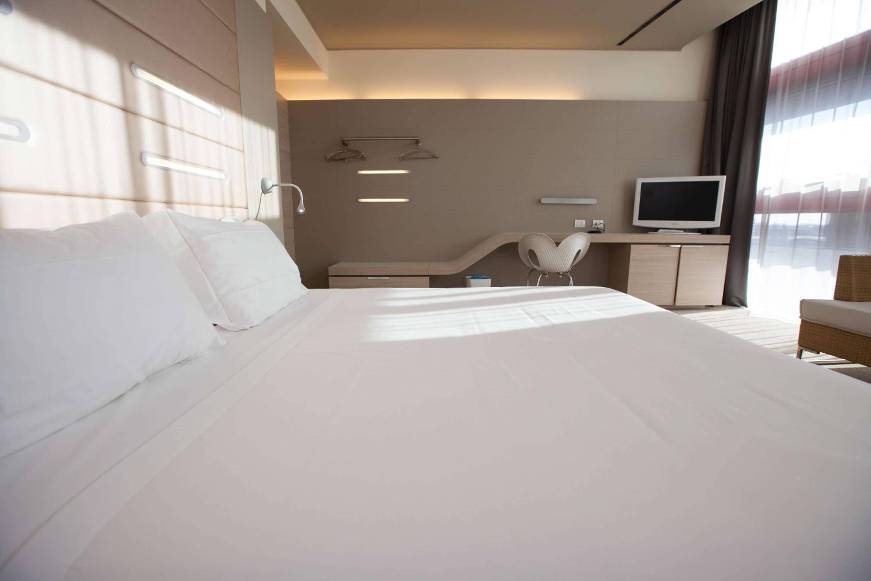 Superior King Room - Photo 8