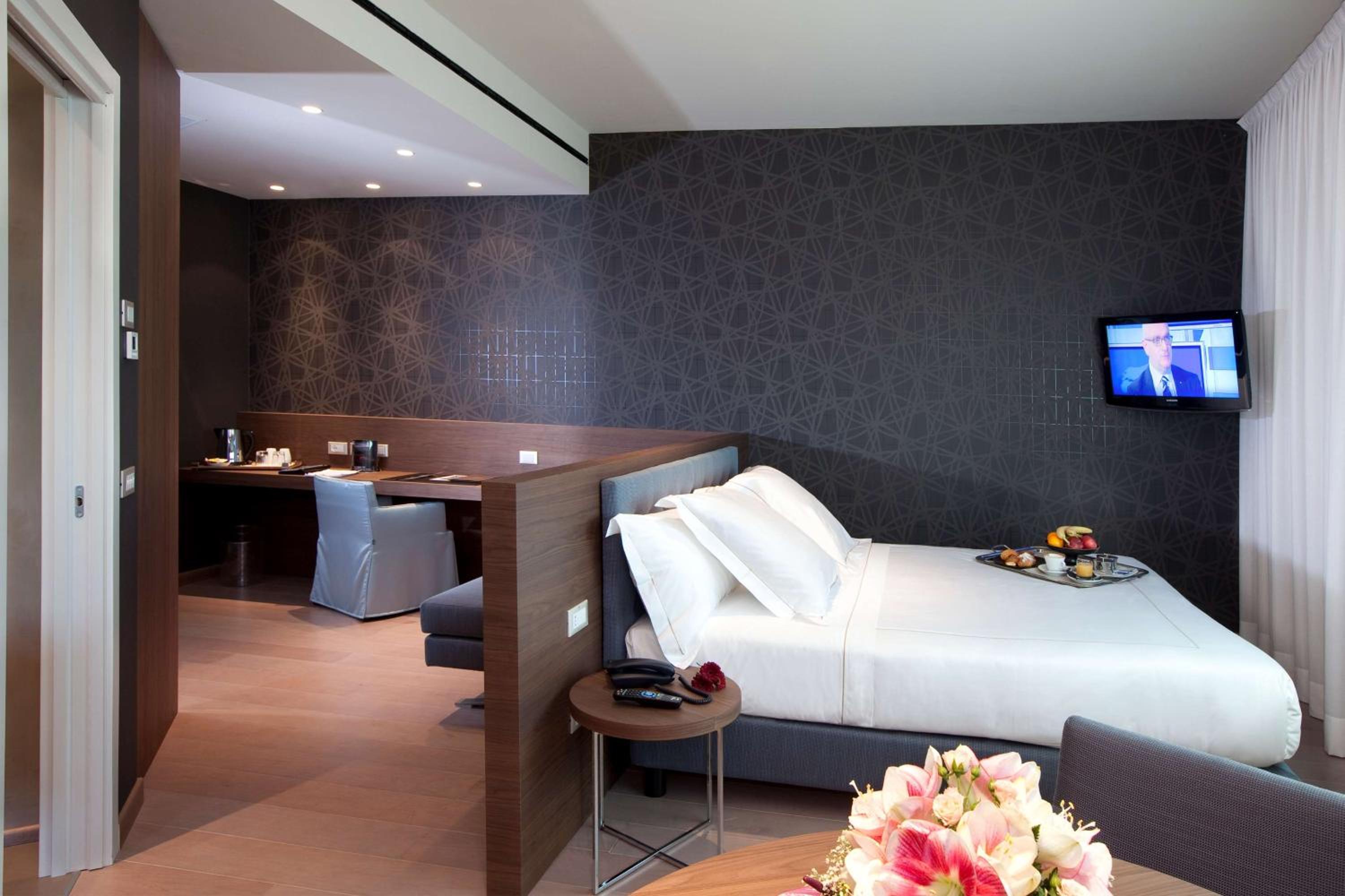 Prestige Junior King Suite with Spa Bath - Photo 4