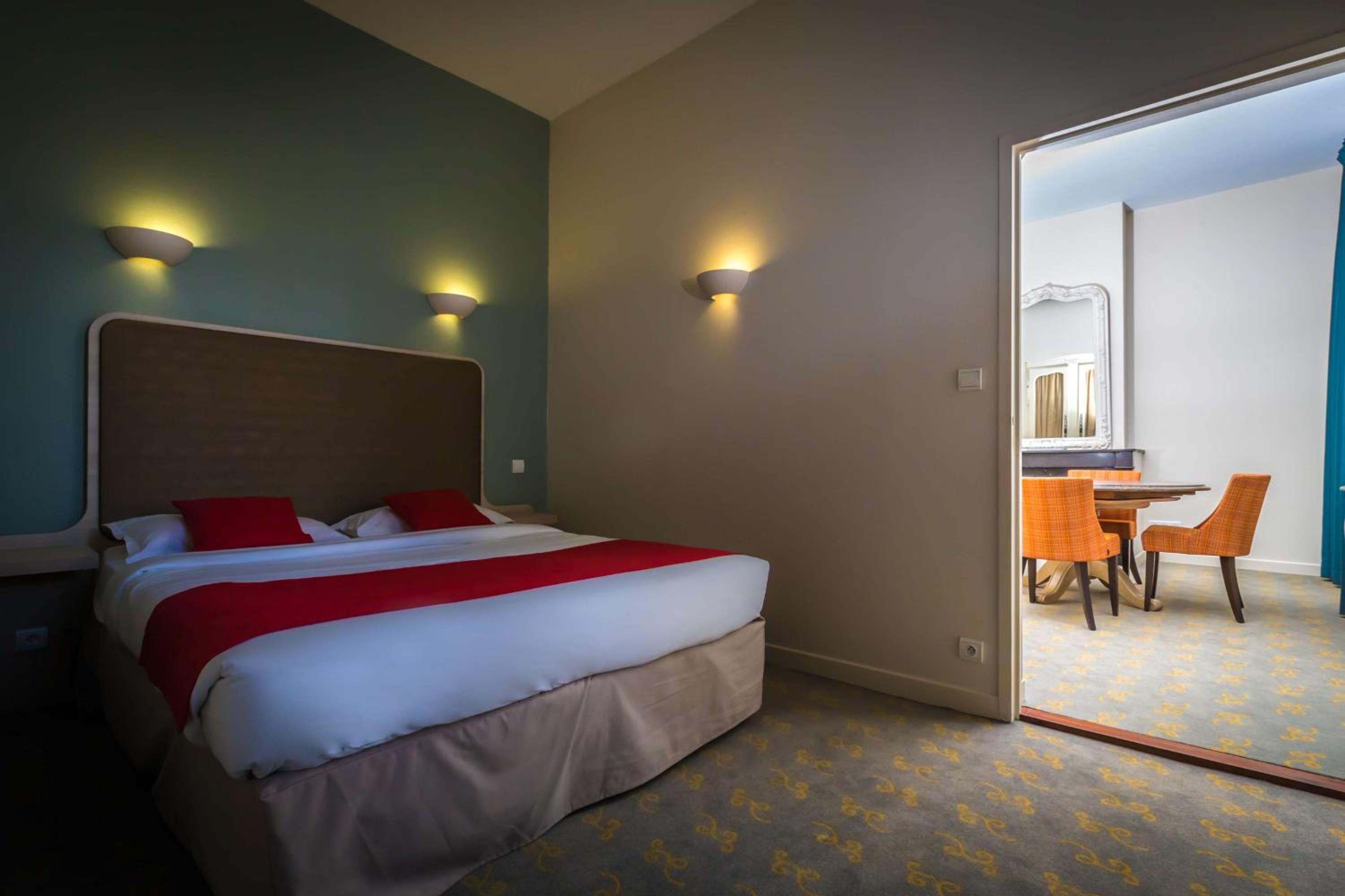 Queen Suite - Photo 2