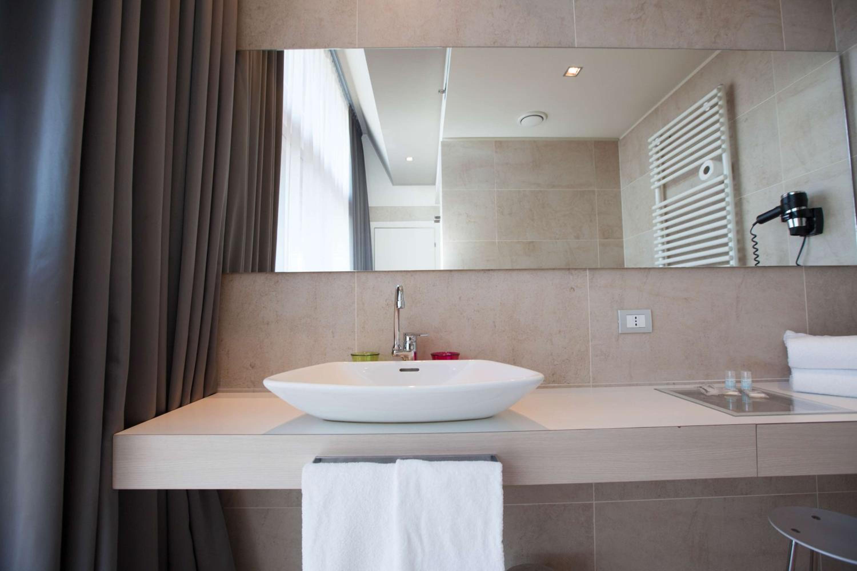 King Suite with Queen Bed - Photo 3