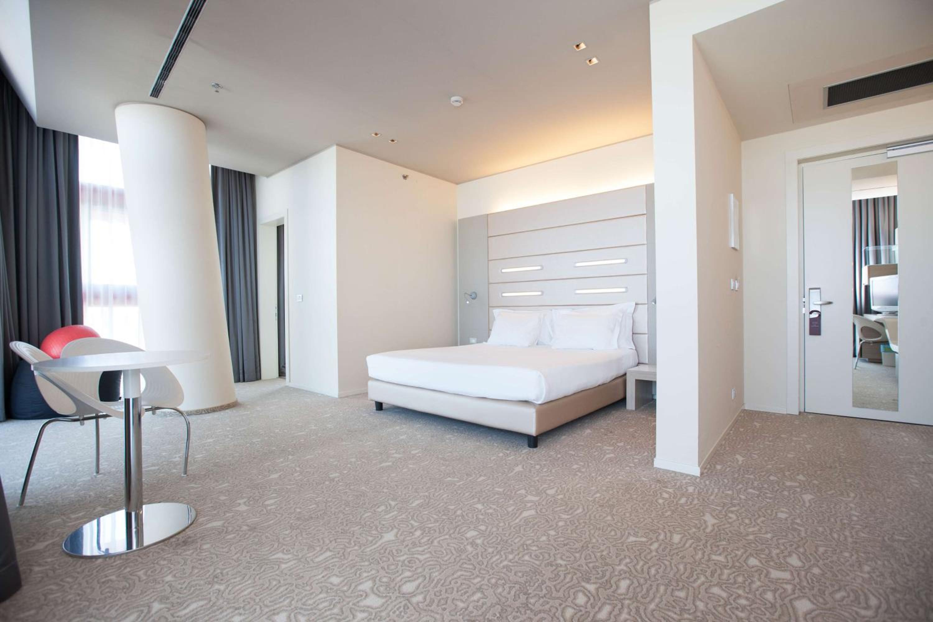 Superior King Room - Photo 9