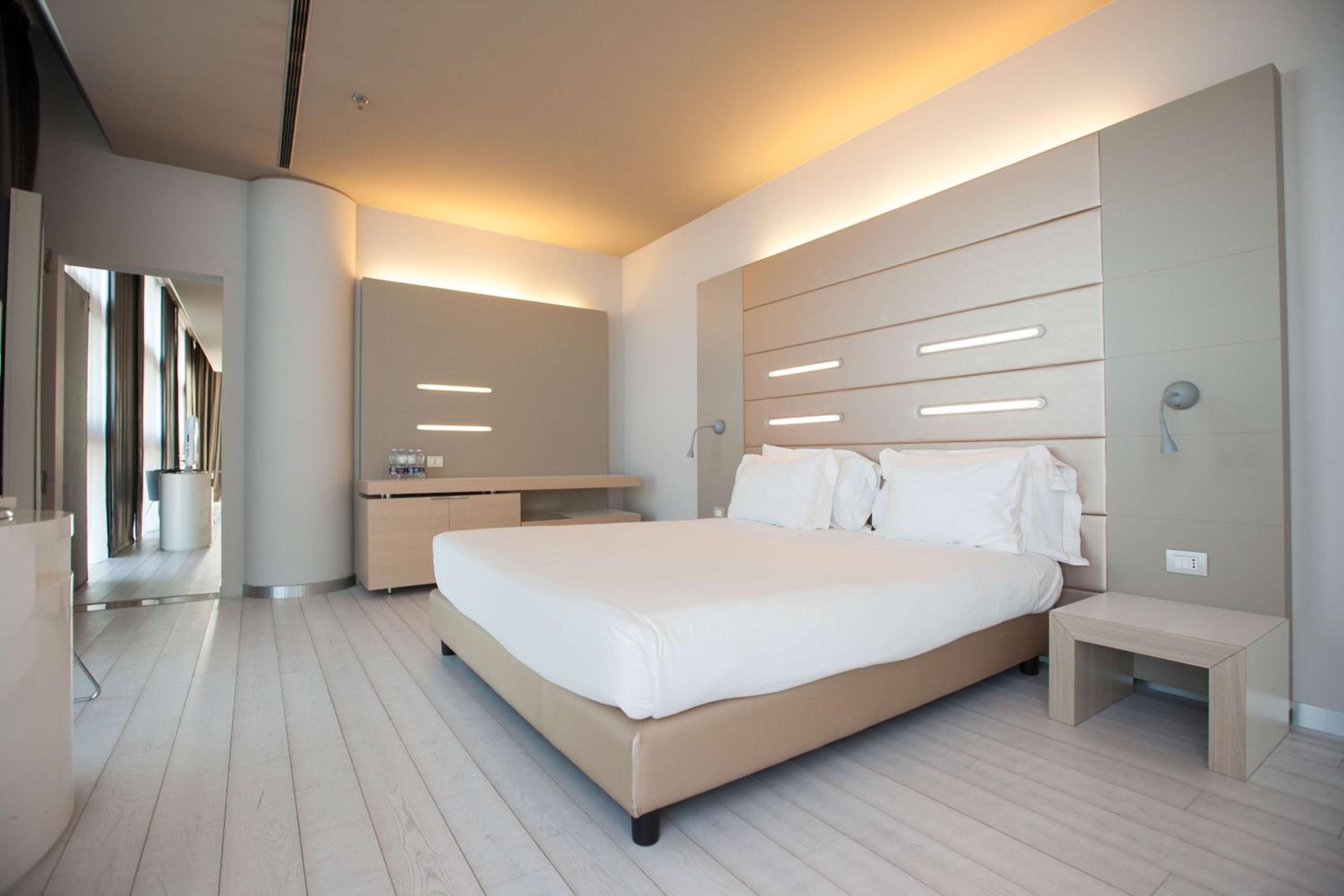 King Suite with Queen Bed - Photo 5