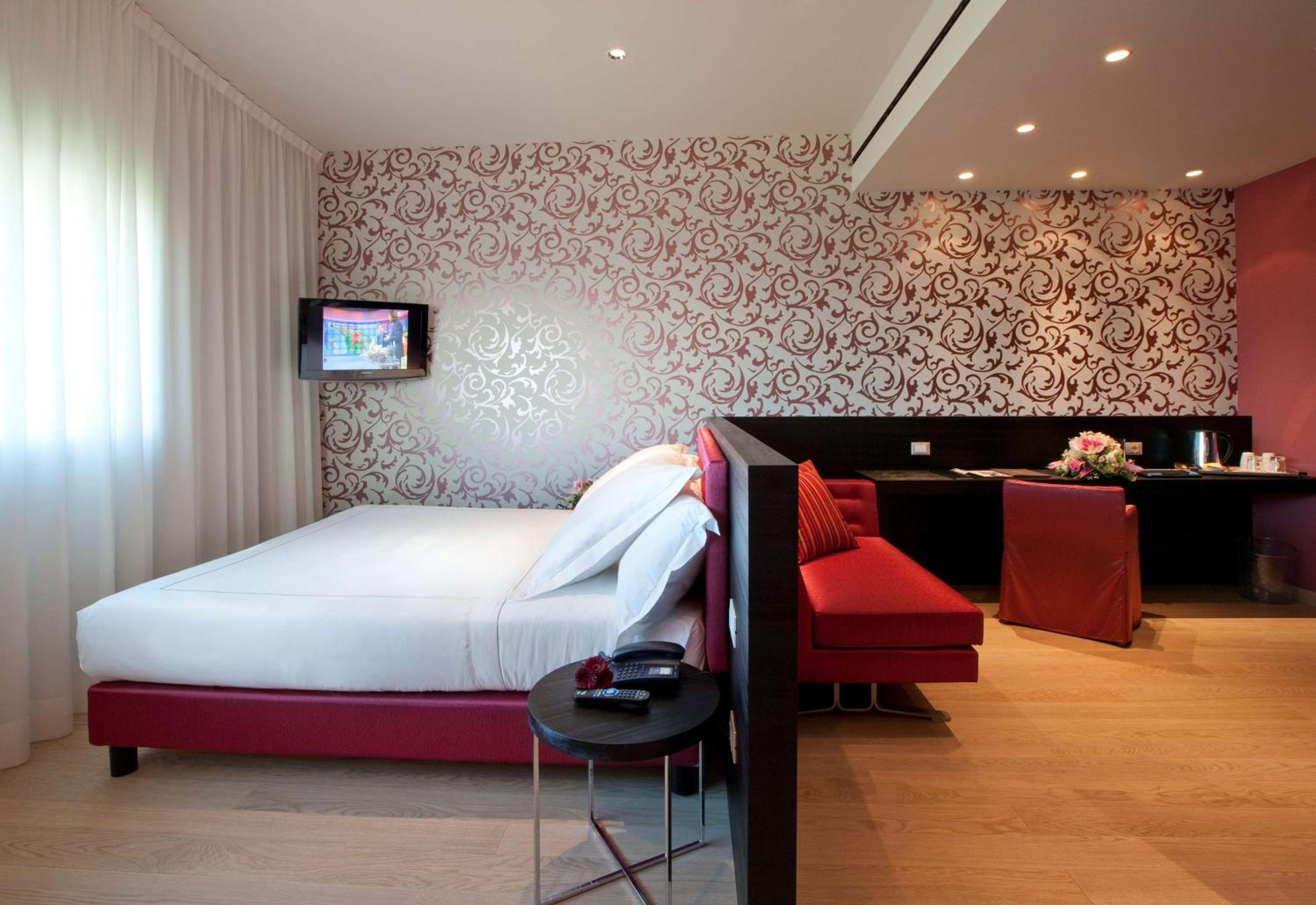 Prestige Junior King Suite with Spa Bath - Photo 1
