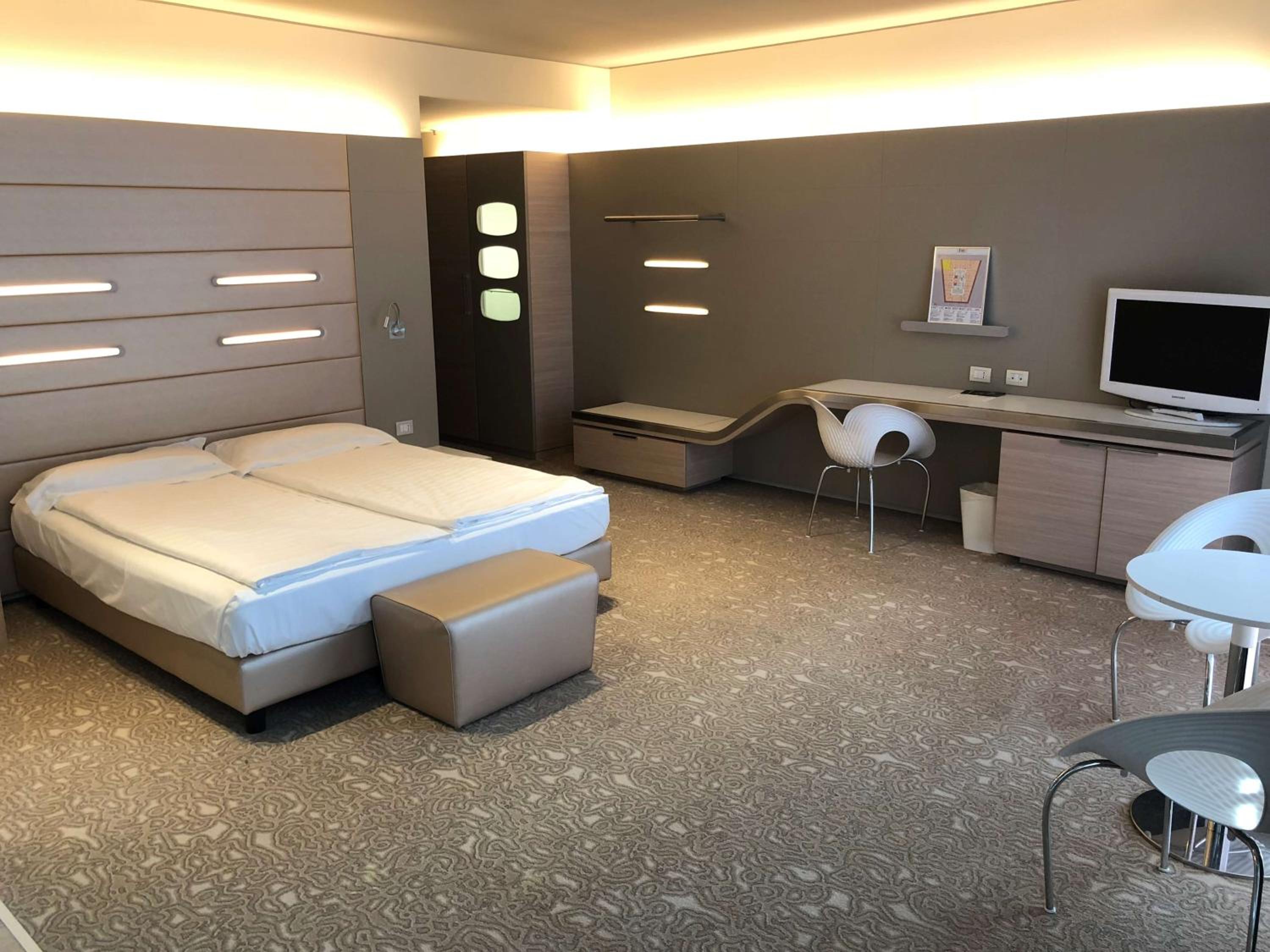 Deluxe Double Room with Shower - Photo 4