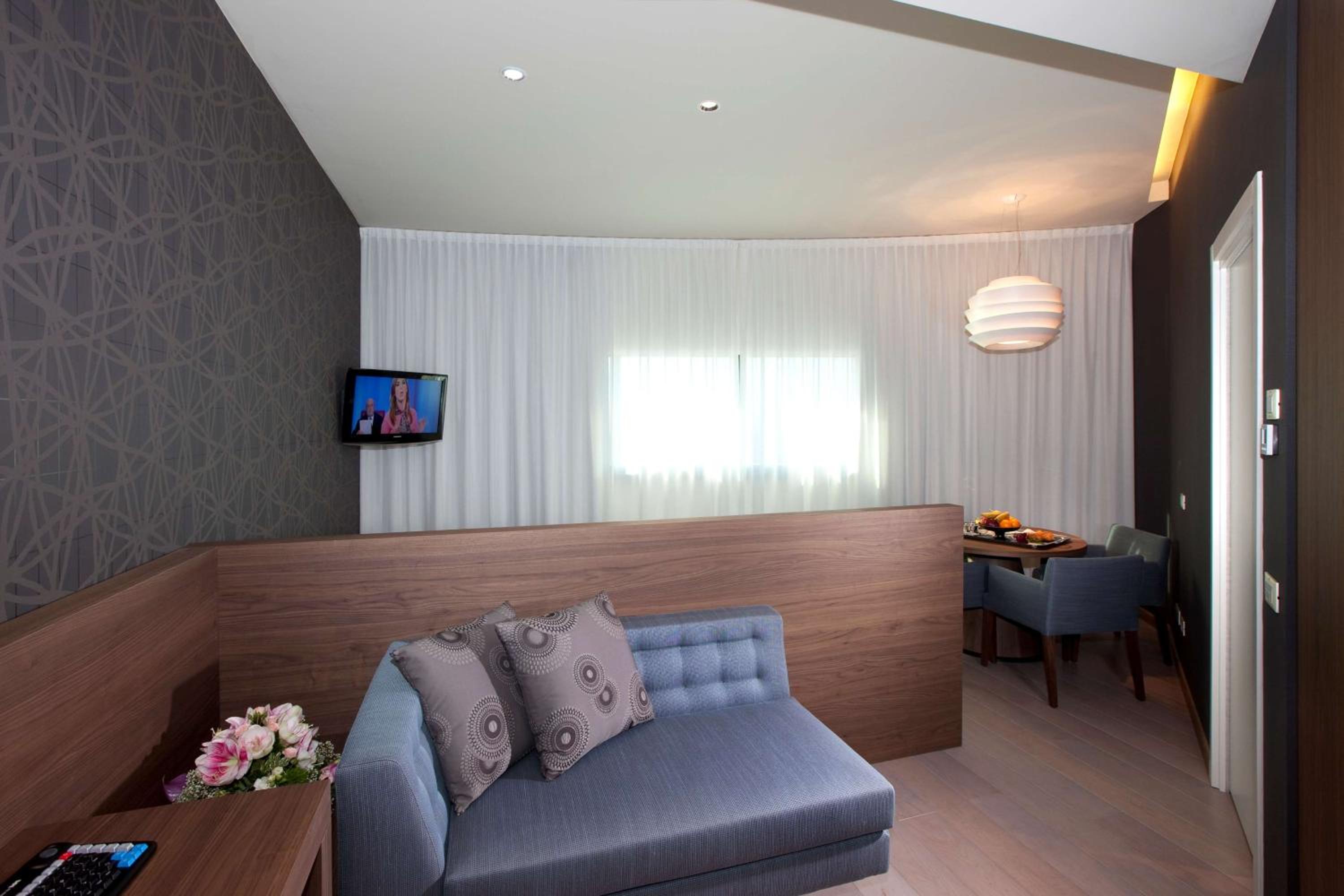 Prestige Junior King Suite with Spa Bath - Photo 3