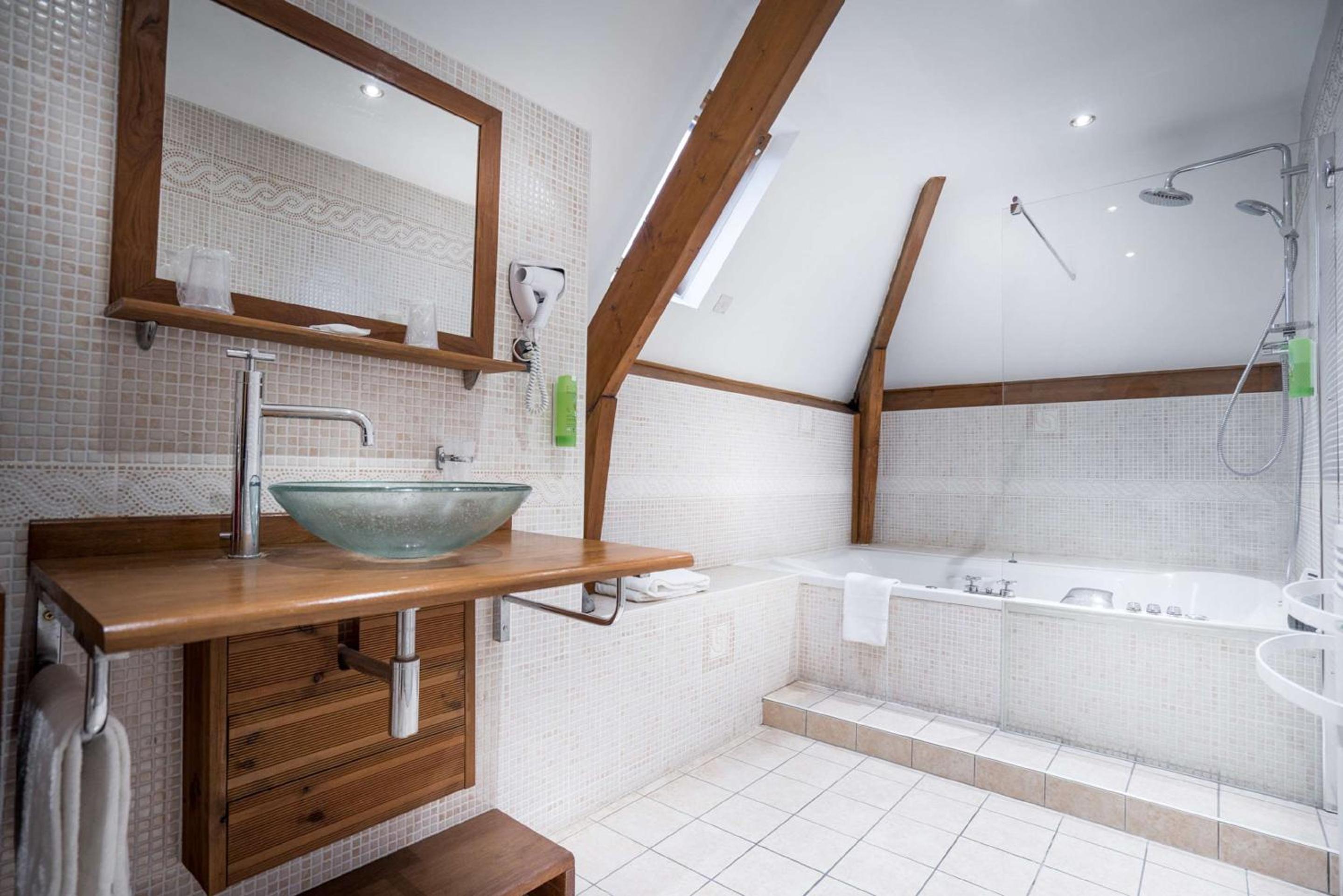 Family Suite with View - Photo 9