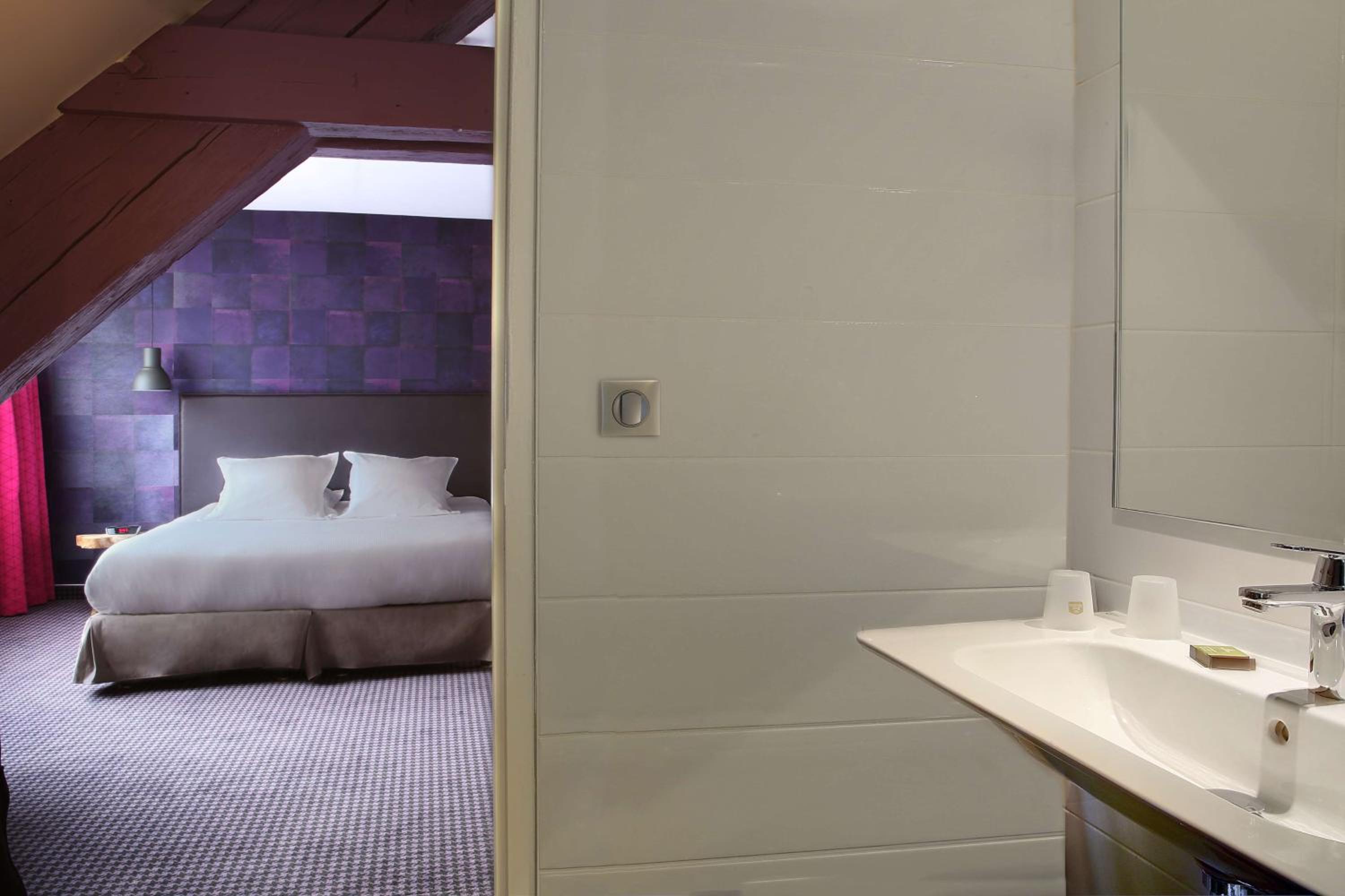 Superior King Room - Non-Smoking - Photo 17