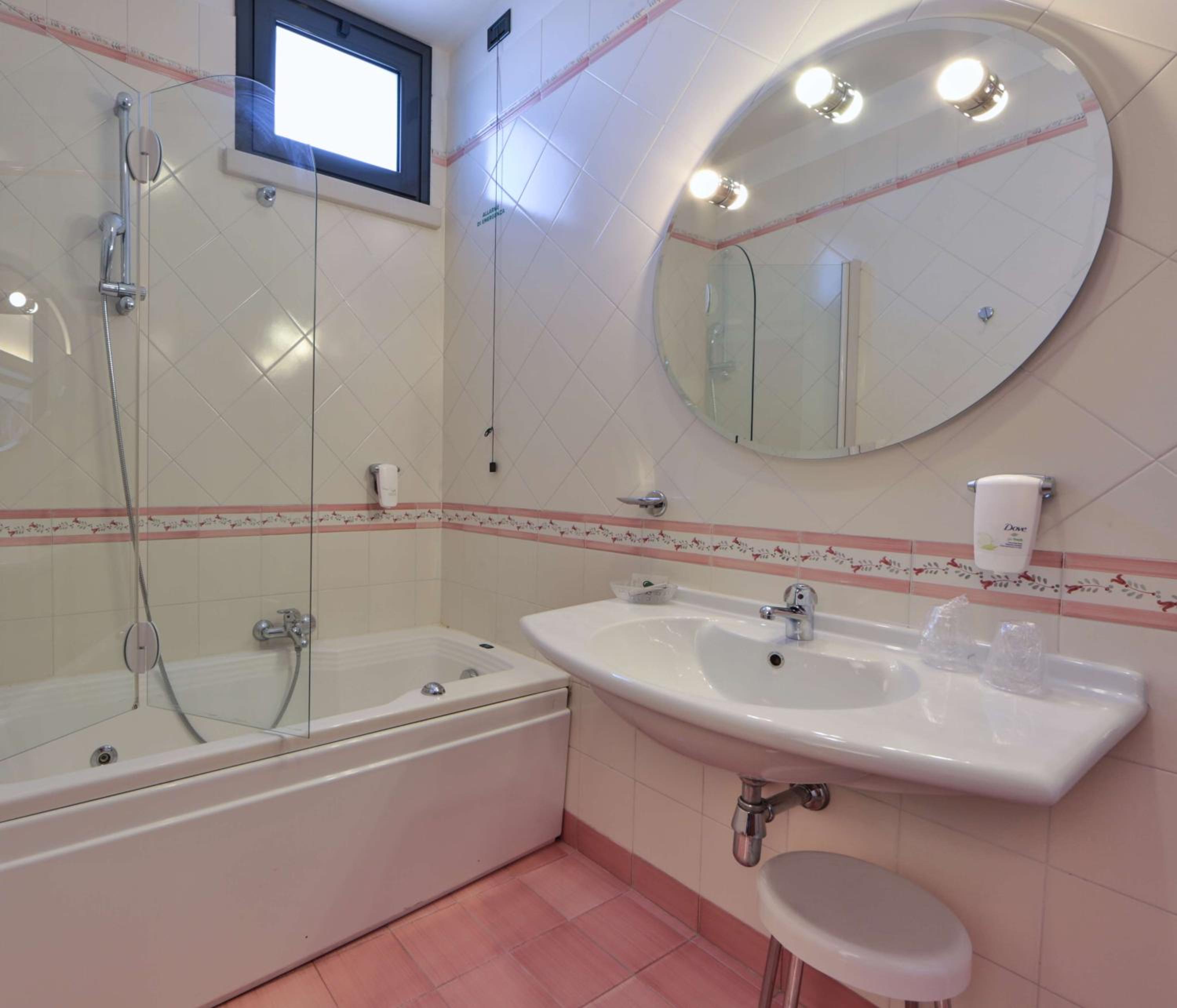 Junior King Suite photo 2