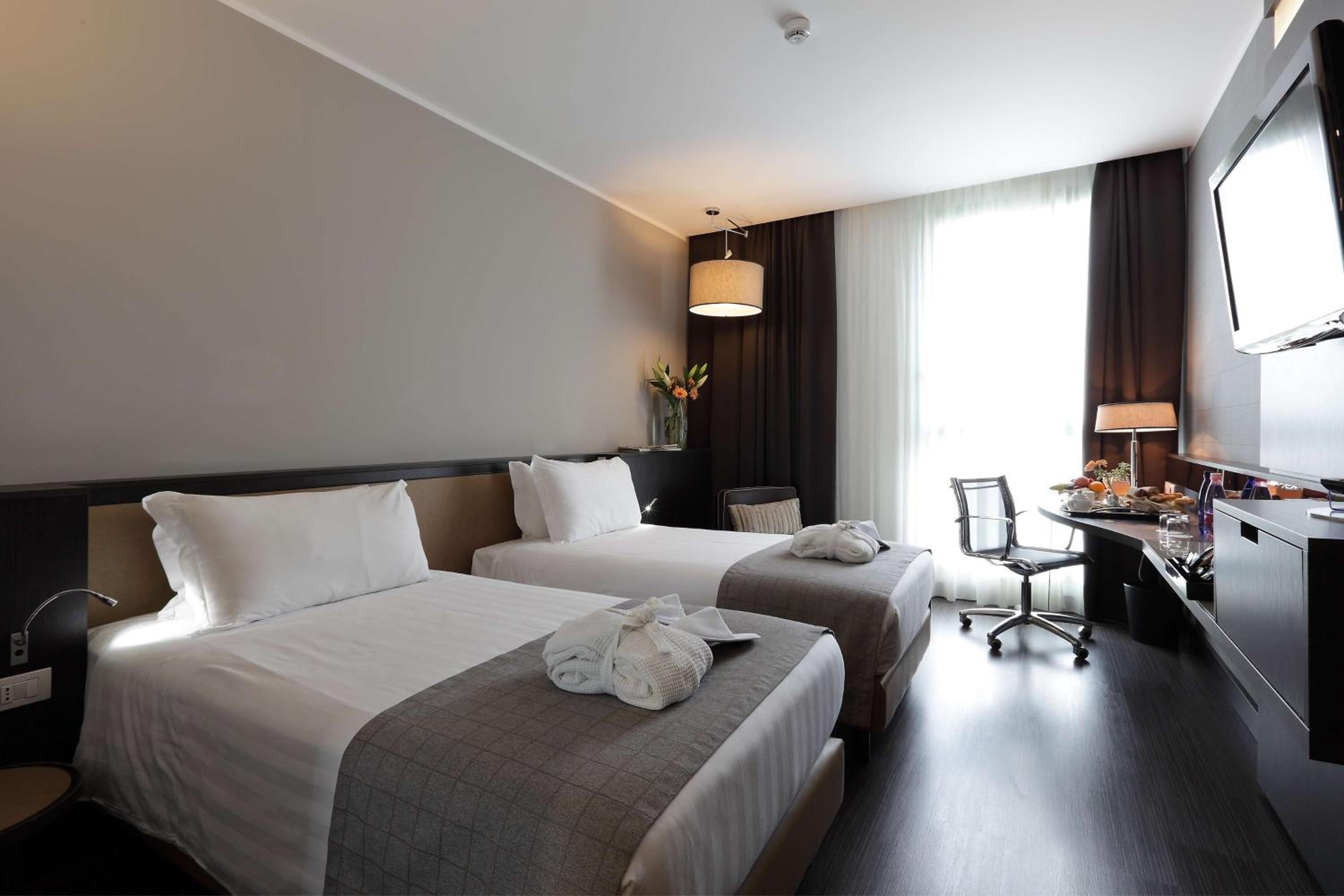 Standard Double Room with Two Single Beds - Non-Smoking photo 2