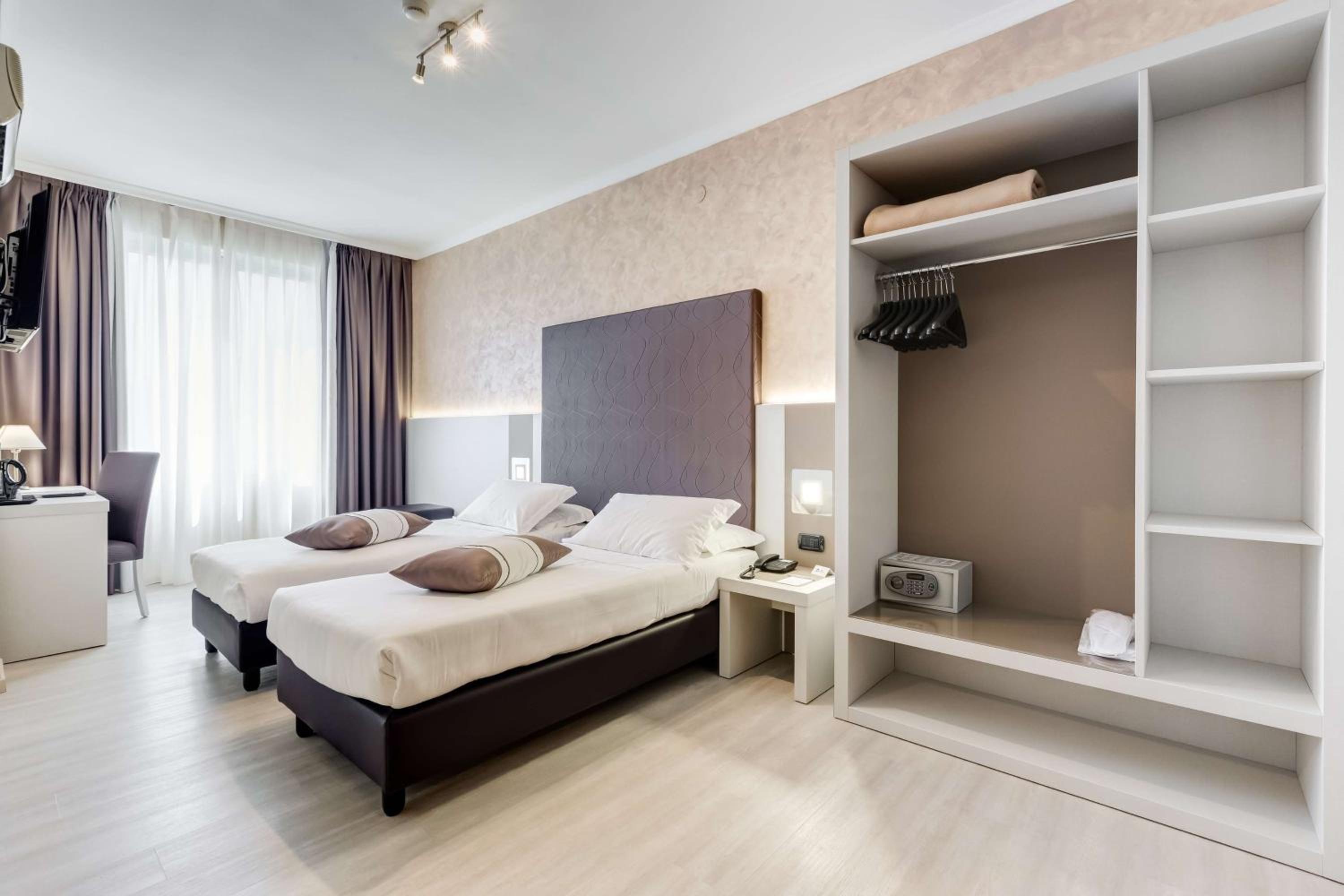 Standard Twin Room - Photo 1