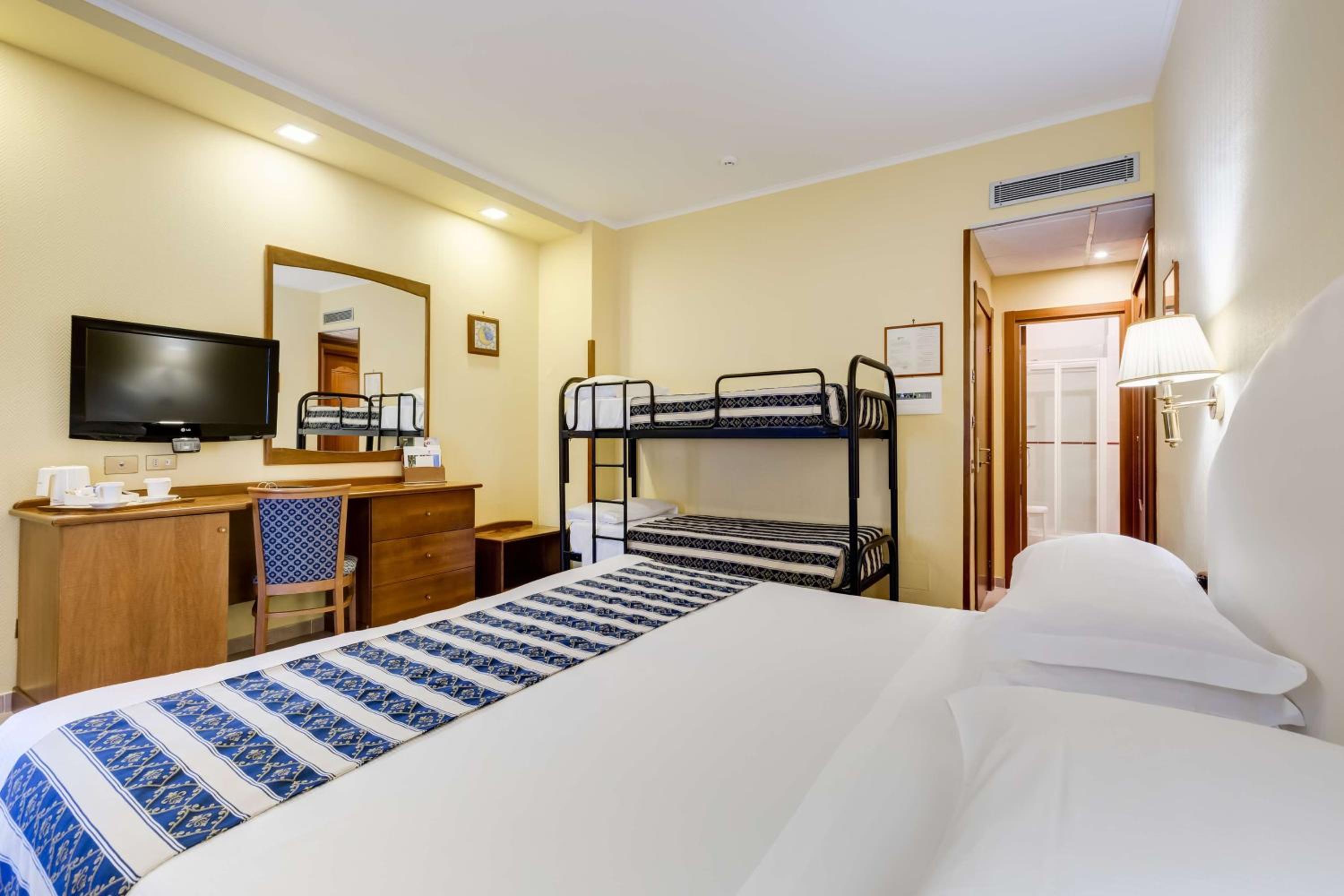 Classic Room with Balcony - Photo 3