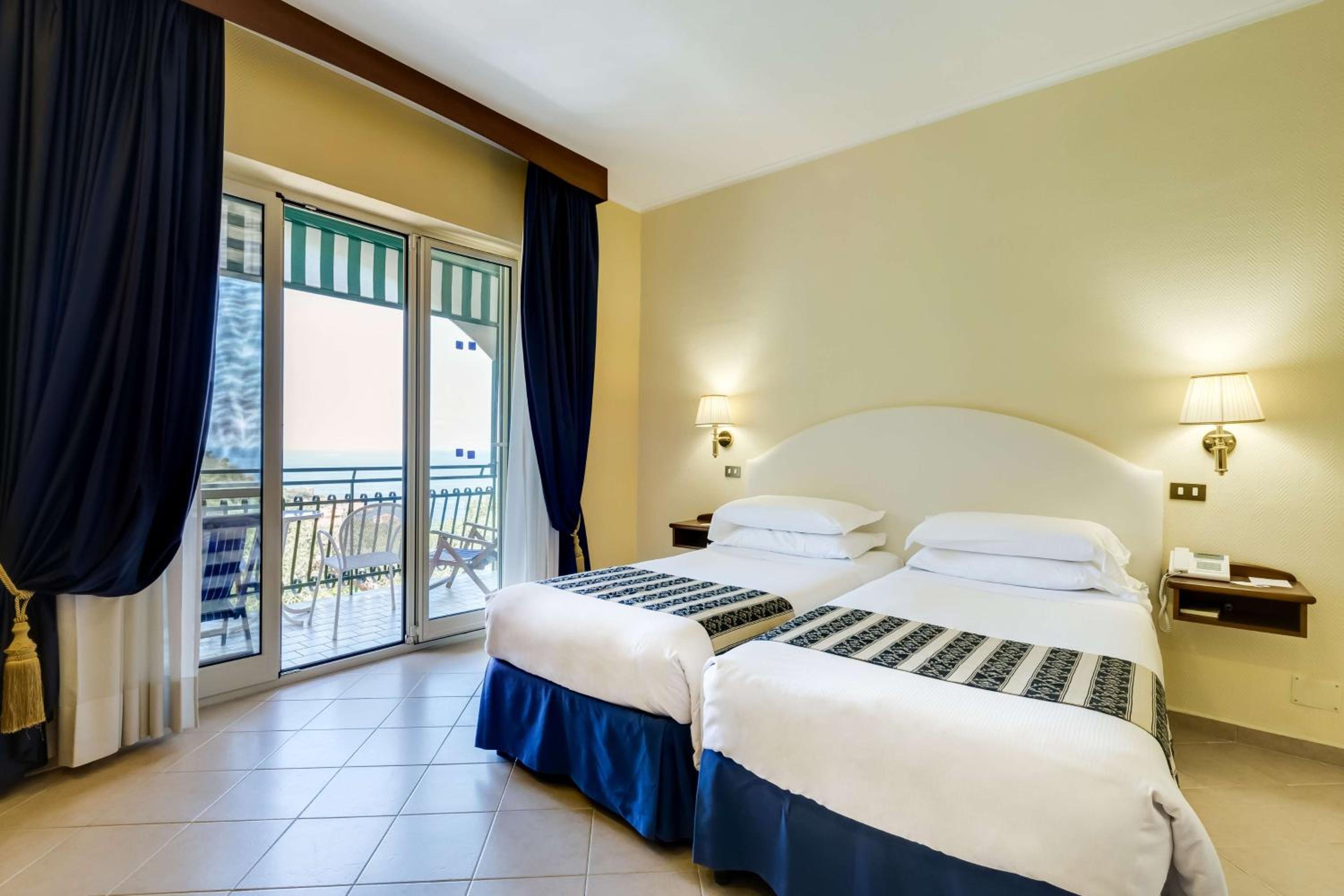 Quarto Triplo com Vista para o Mar