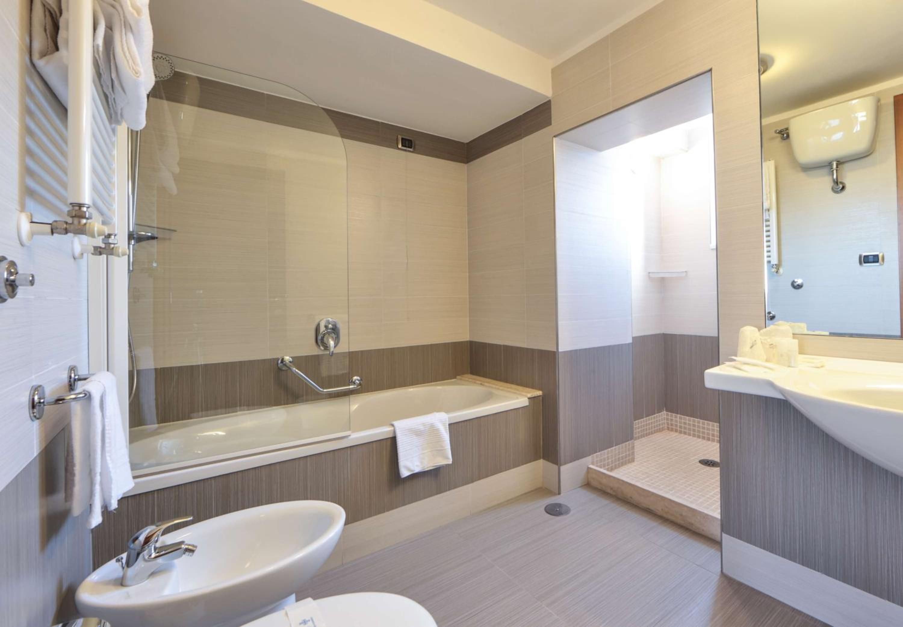 Suite Room - Photo 6