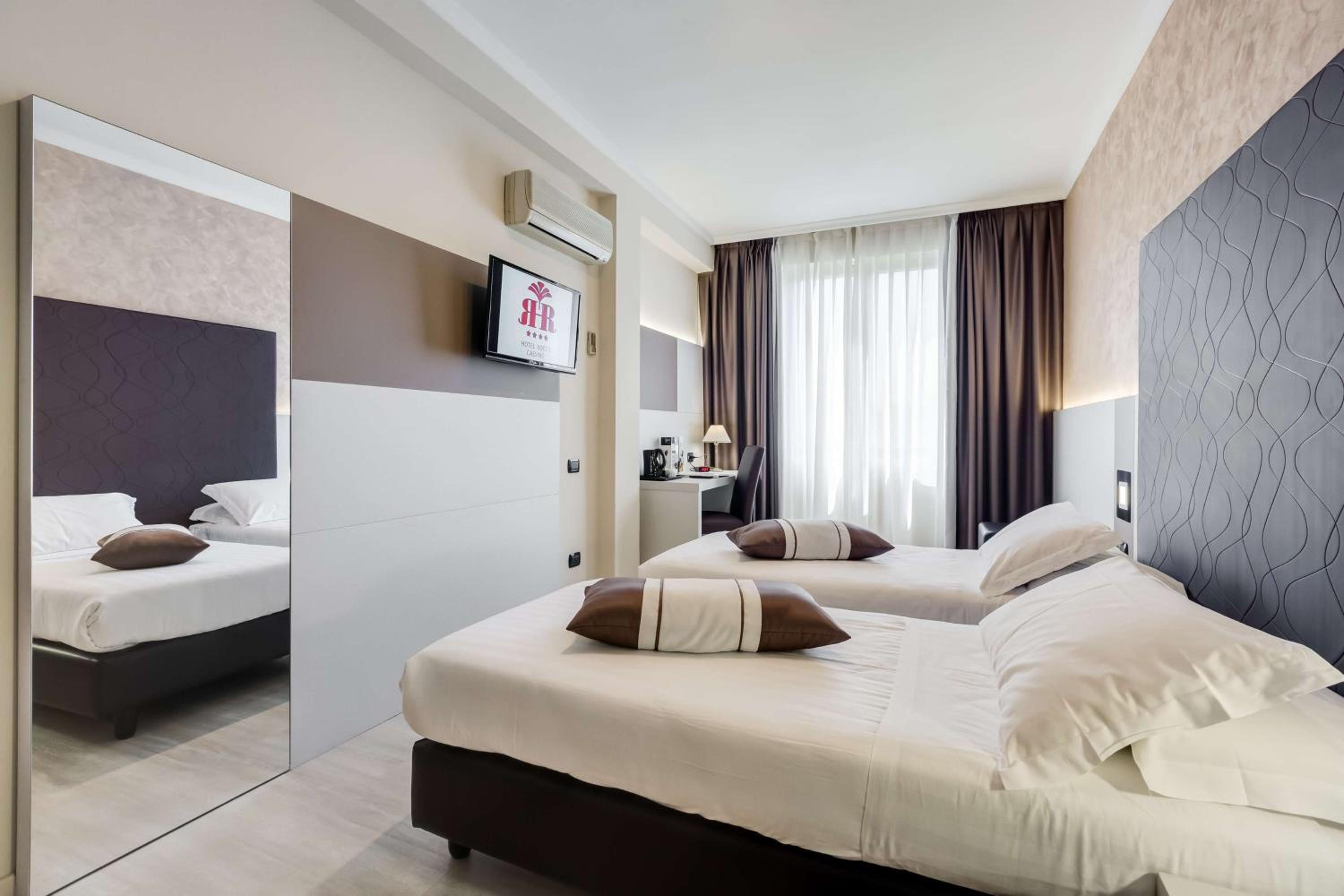 Standard Twin Room - Photo 7