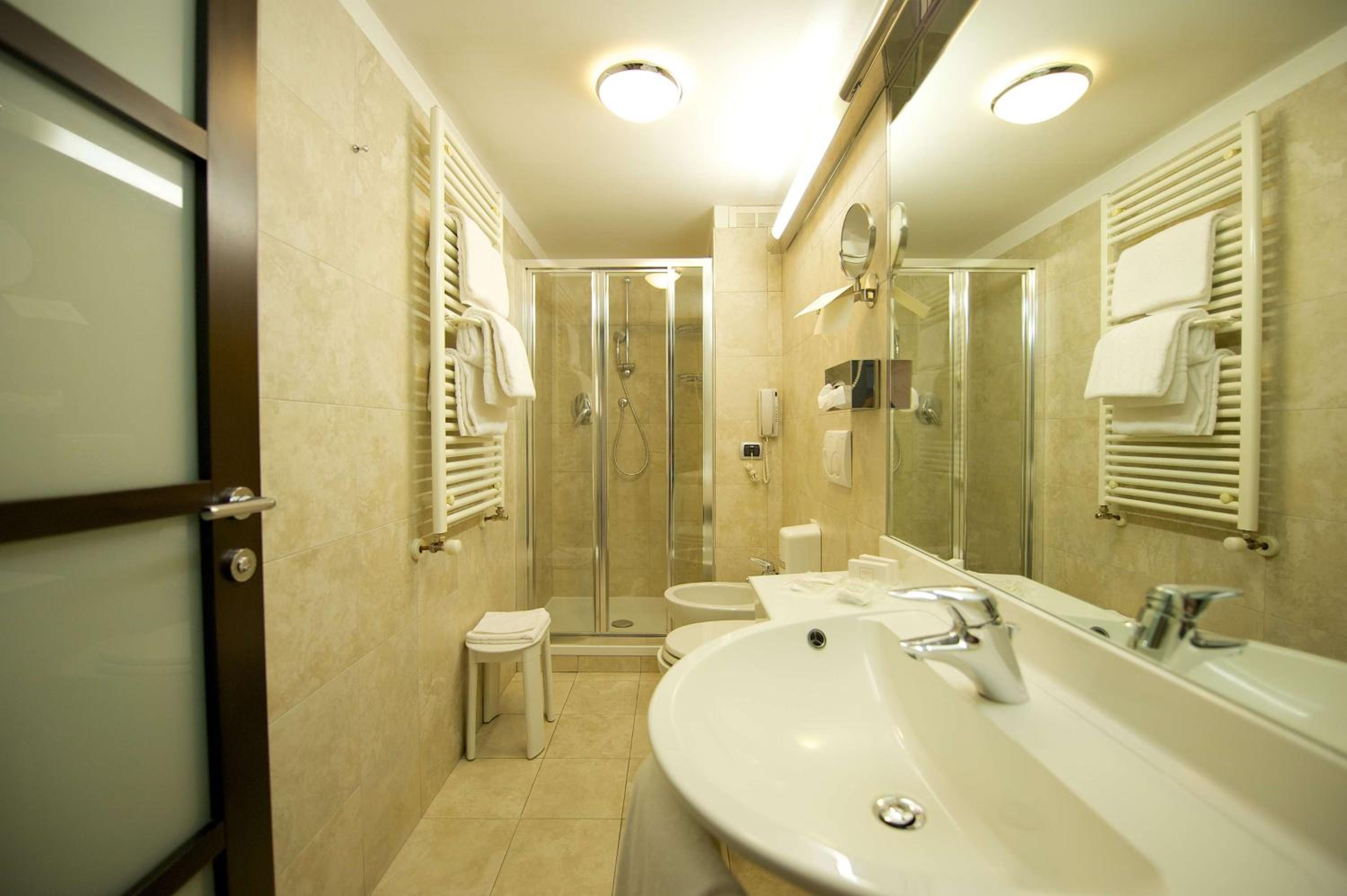 Standard Queen Room - Photo 7