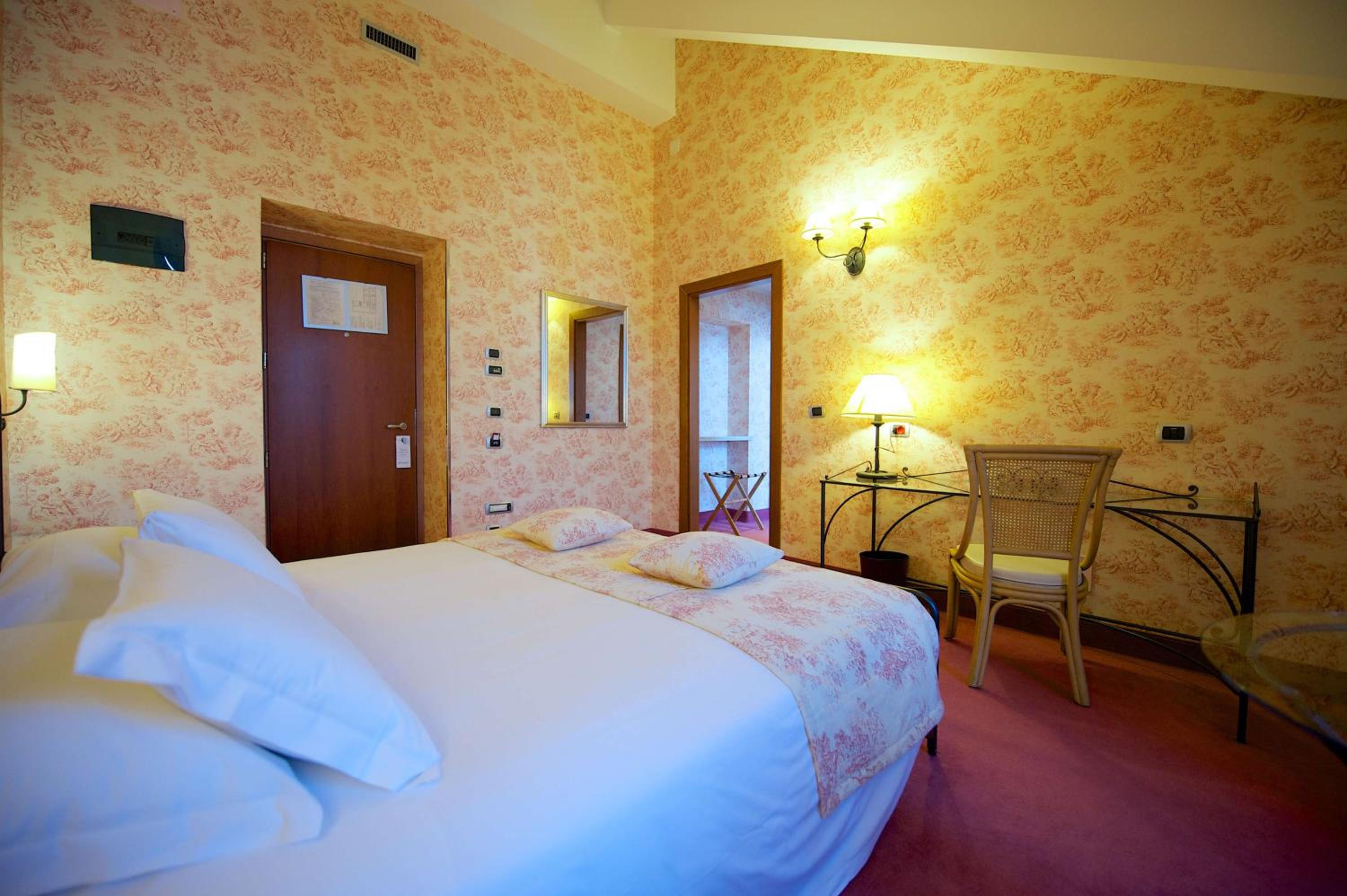 Deluxe King Room - Photo 4