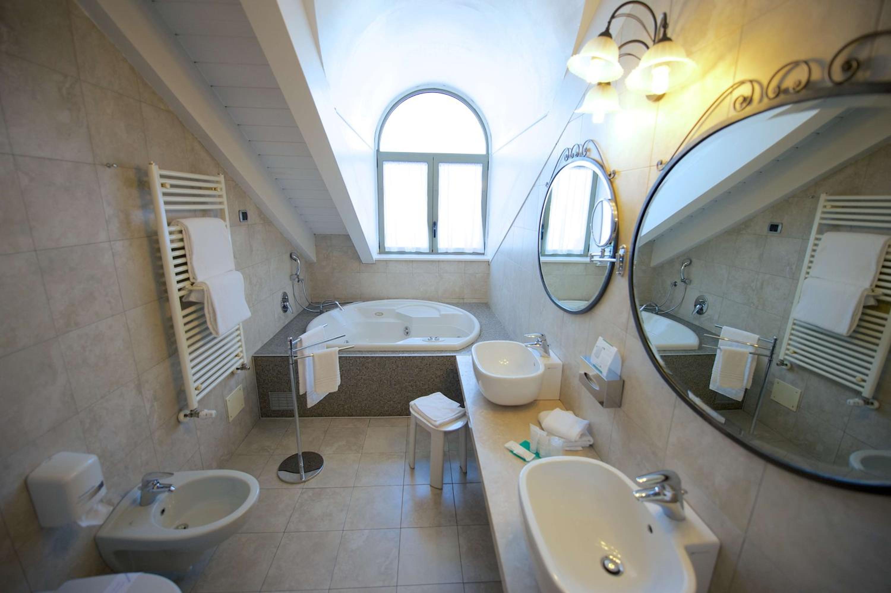 Deluxe King Room - Photo 13