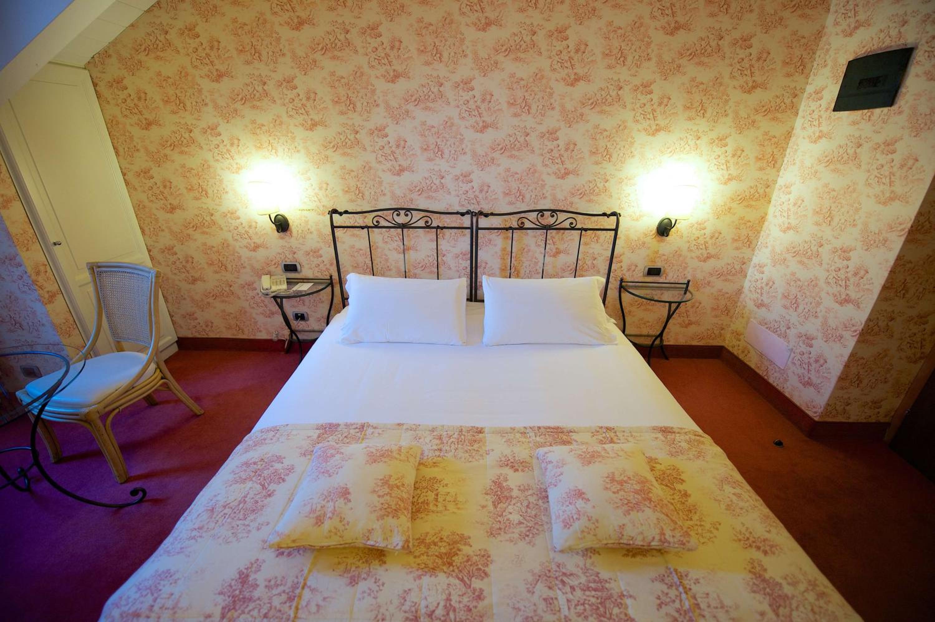 Deluxe King Room - Photo 2