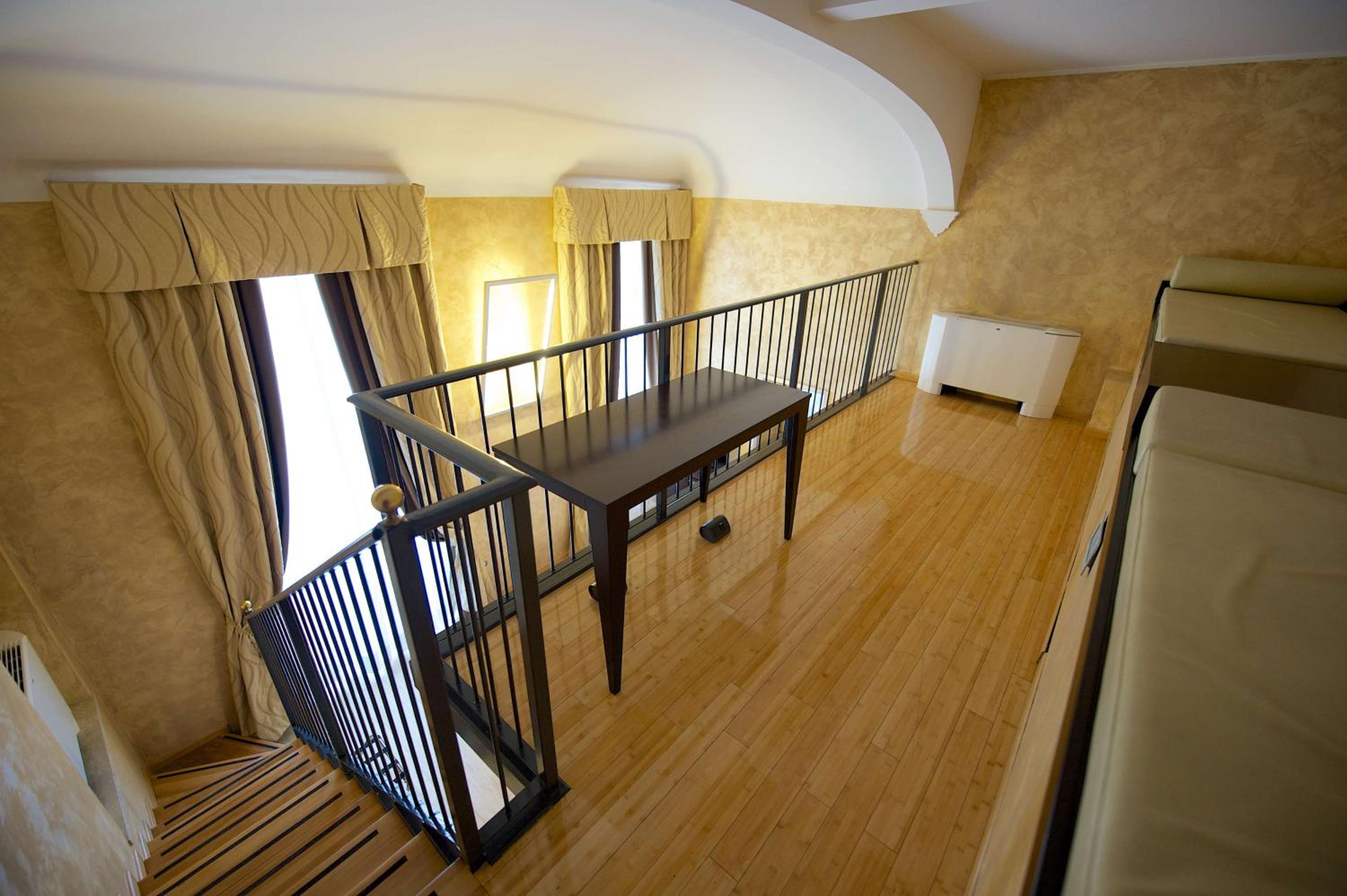 Standard Queen Room - Photo 13