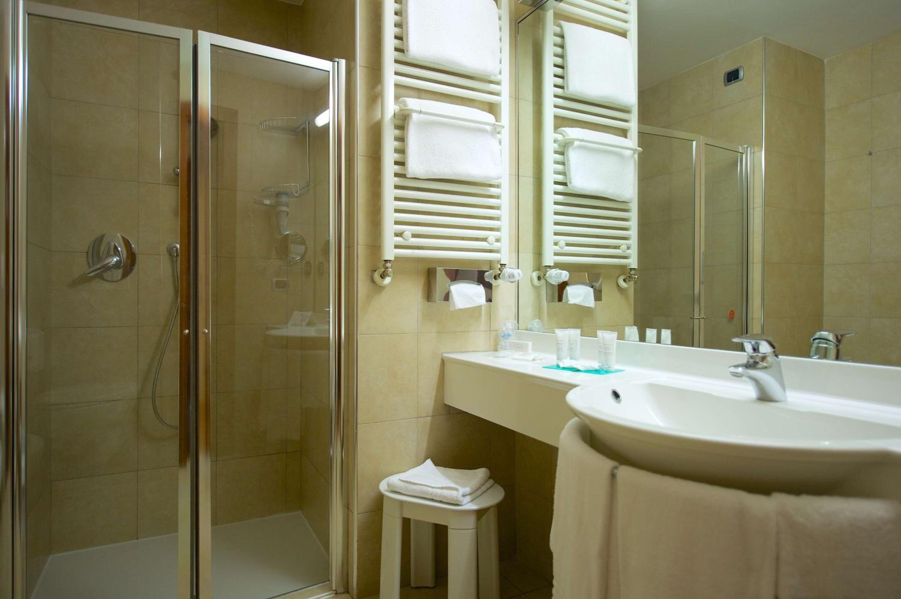 Standard Queen Room - Photo 23